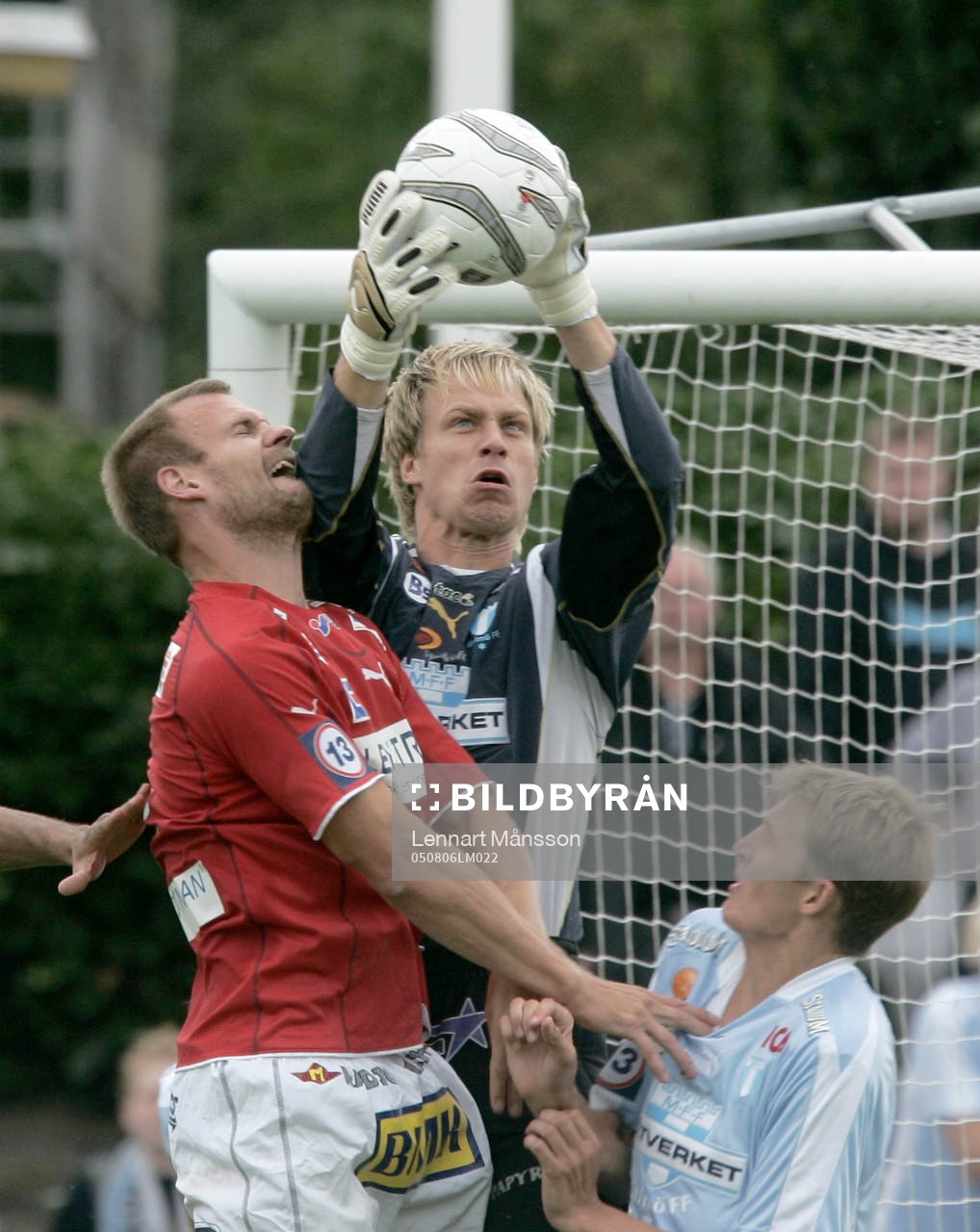 Mattias Asper, målvakt, Malmö, fångar bollen. Räddning