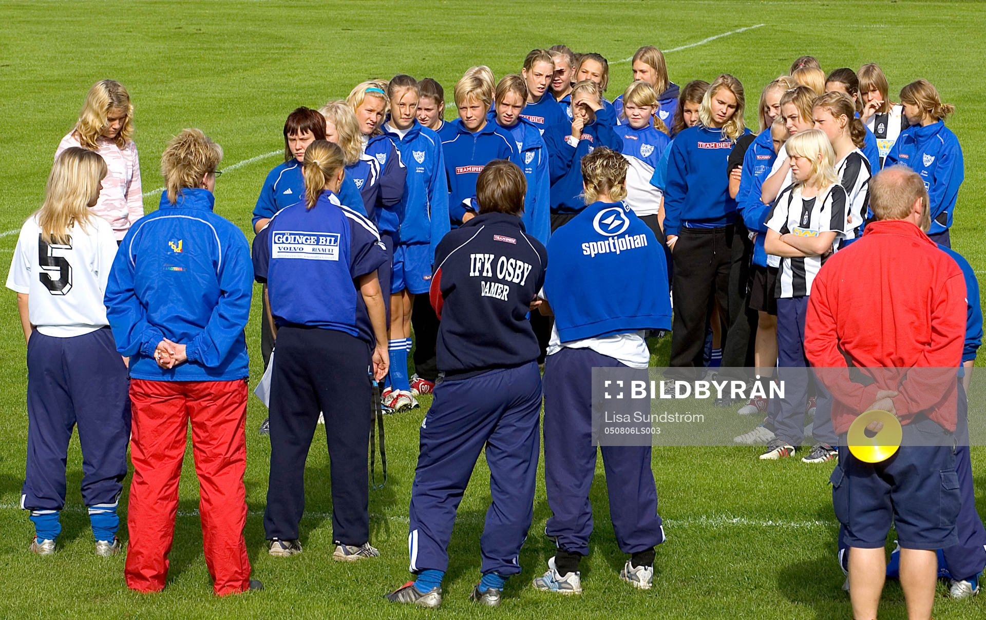 Tjejer, flickor tränar gemensamt. Handslaget