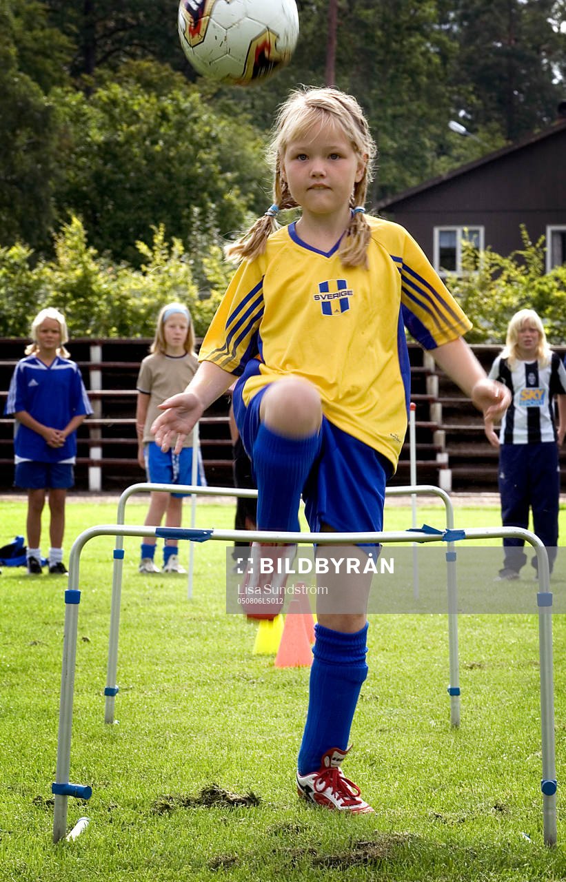 Tjejer, flickor tränar gemensamt. Handslaget