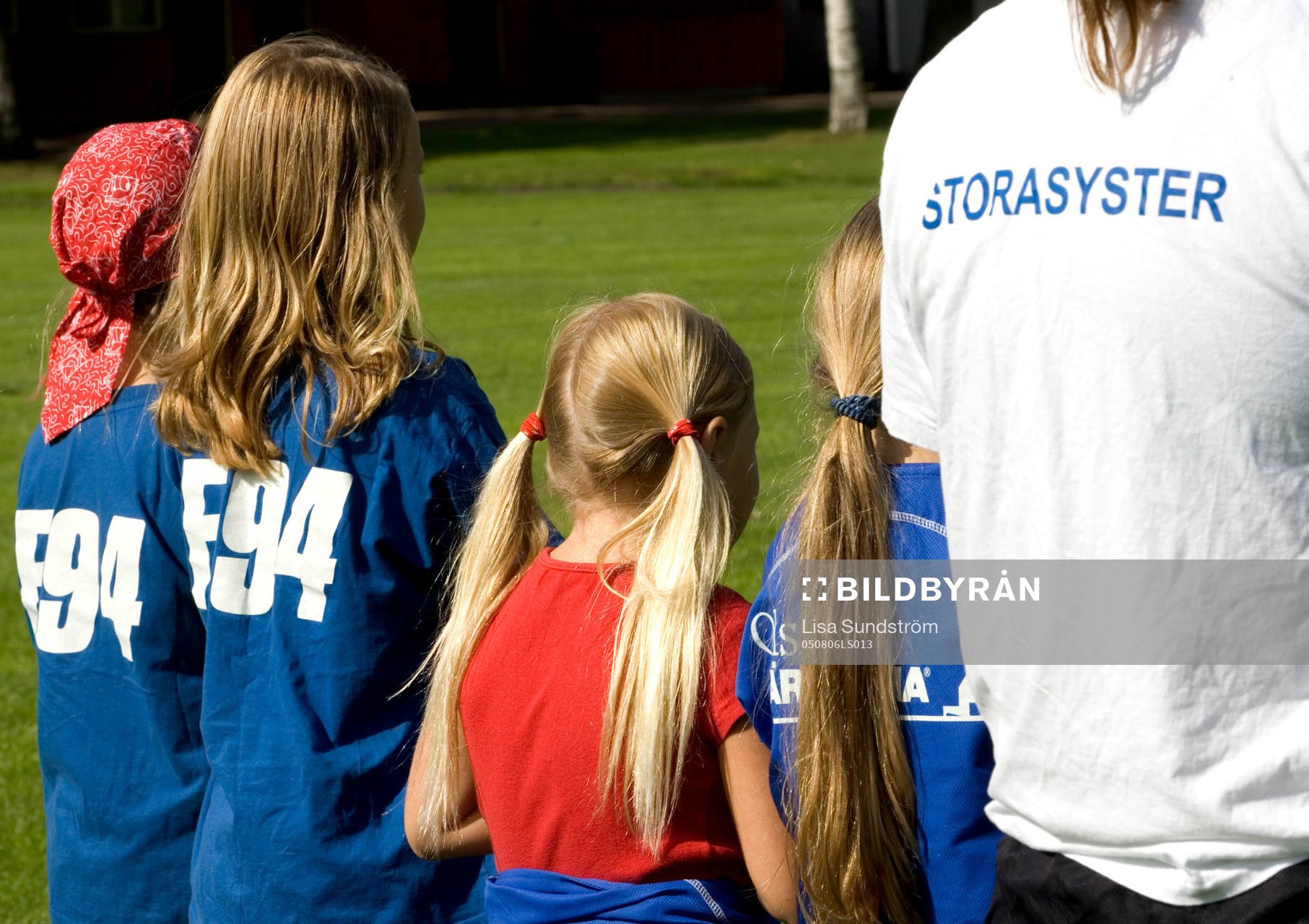 Tjejer, flickor tränar gemensamt. Handslaget. Storasyster