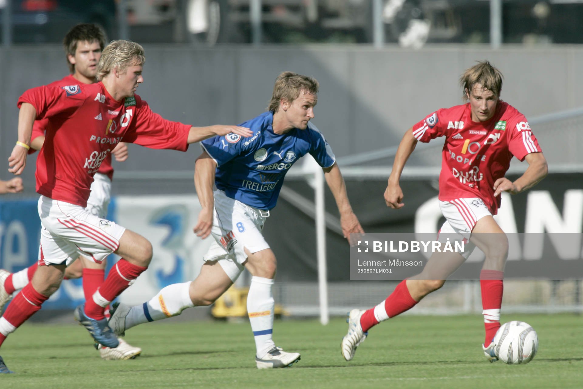Jonas Bjurström, Trelleborg, tar sig fram mellan två