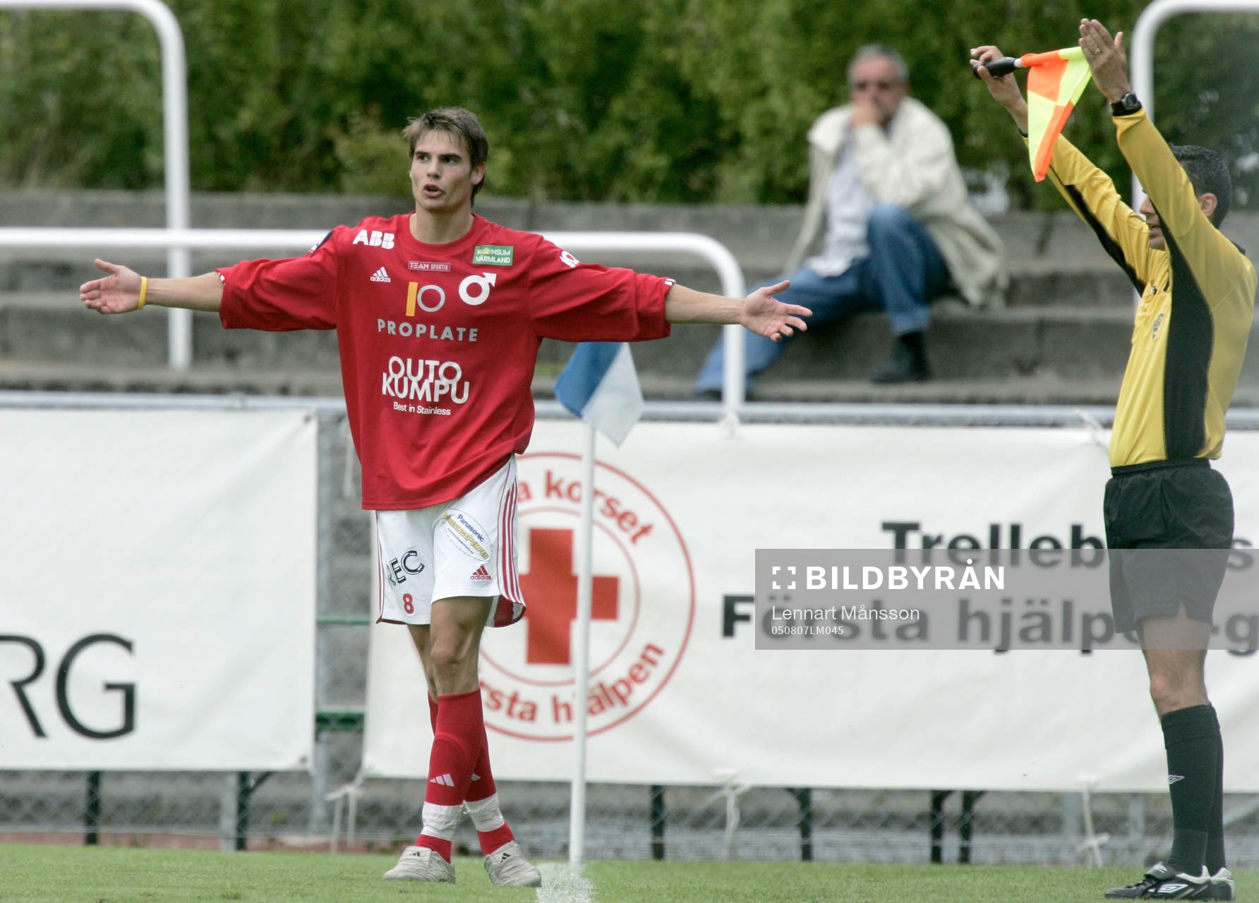 Tobias Larsson, Degerfors. Linjedomare, linjeman, flagga