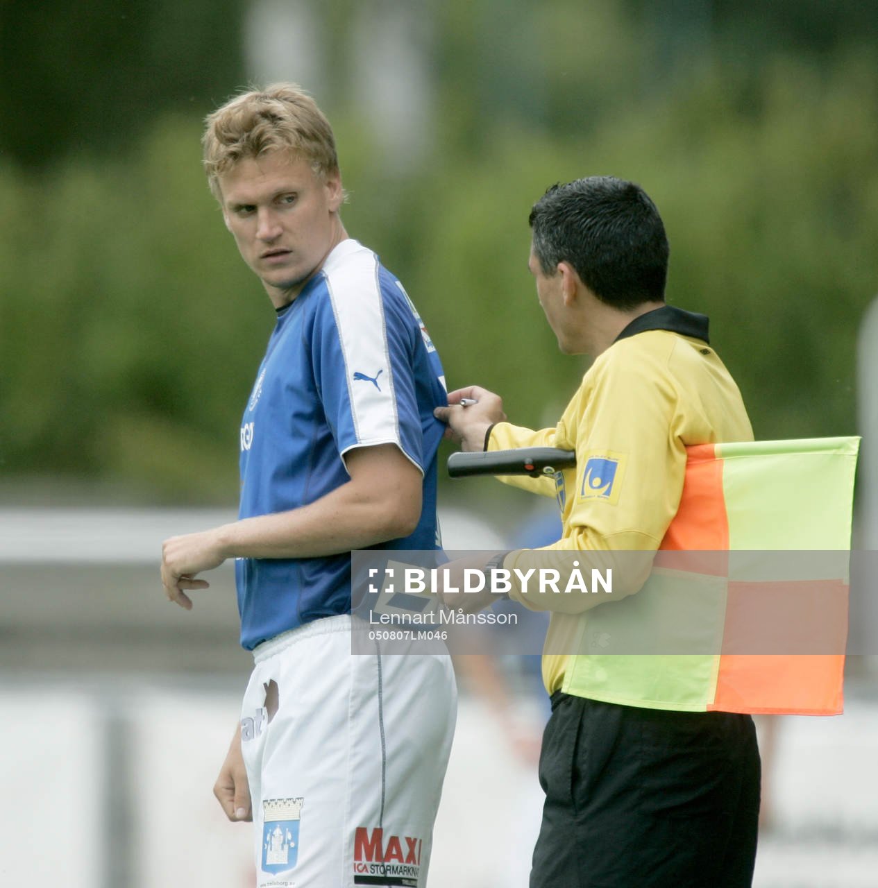 Emil Mårtensson, dras i tröjan av linjedomare