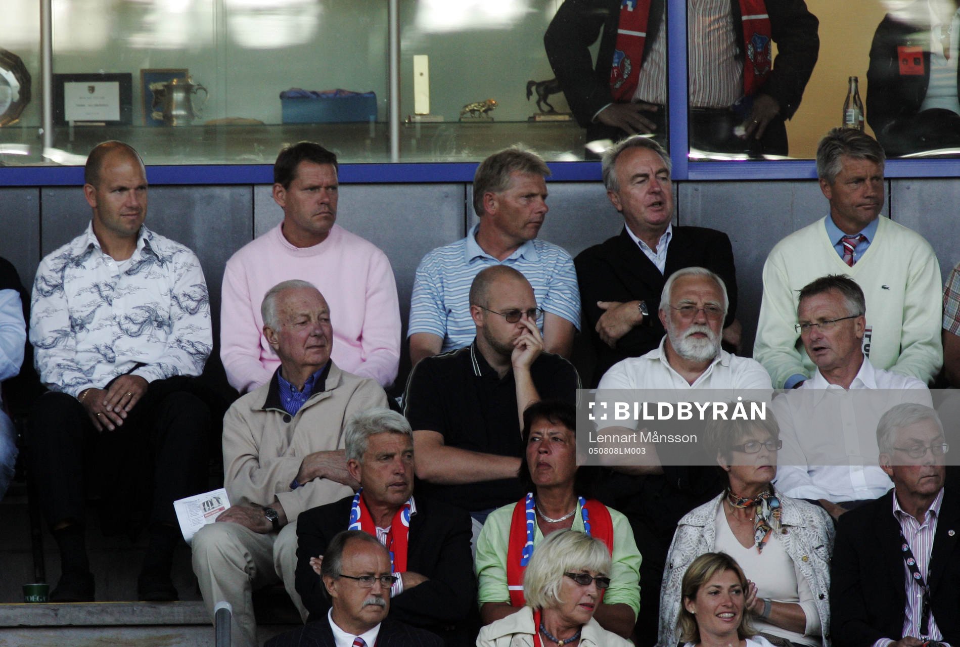 Frank Arnesen, Chelsea, fanns på läktaren, längre till höger syns MFF:s Bosse Nilsson och Hasse Borg. Förbundskapten Roland Andersson och HIF-ordf. Sten-Inge Fredin finns också på bilden samt assisterande förbundskapten Roland Andersson nedanför Hasse Borg