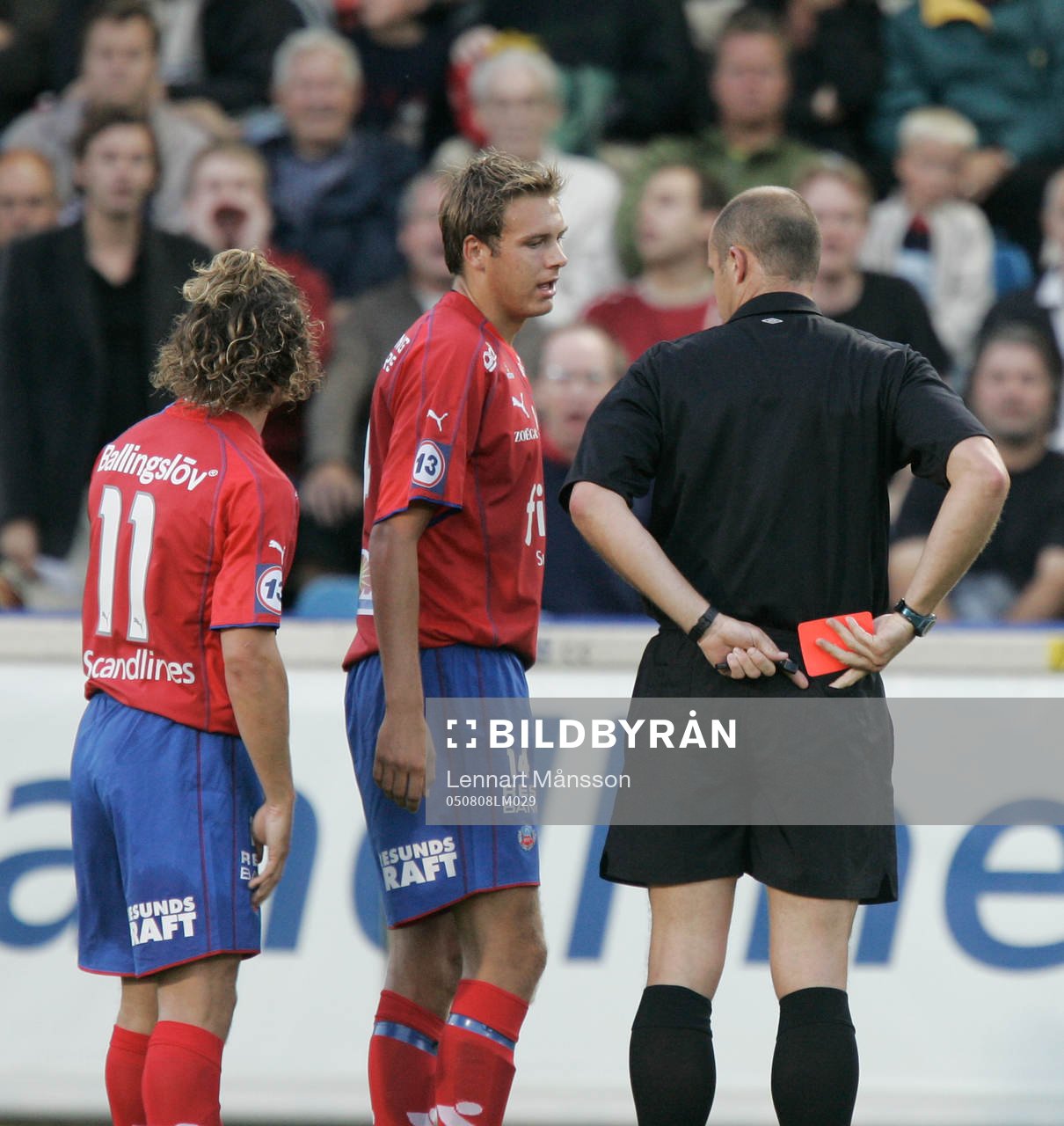 Andreas Granqvist och Peter Graulund diskuterar med domare.