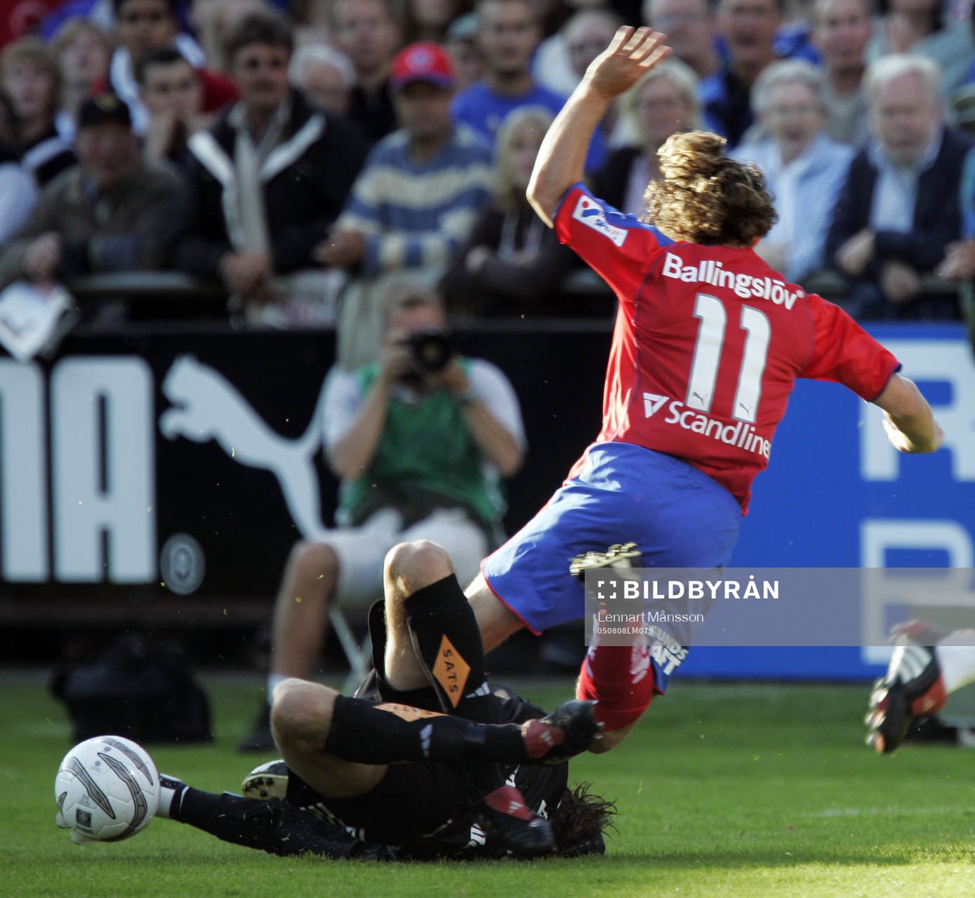 Bengt Andersson, IFK-målvakten, får Peter Graulund på
