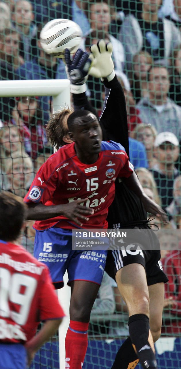 Bengt Andersson tappar bollen framför Olivier Karekezi