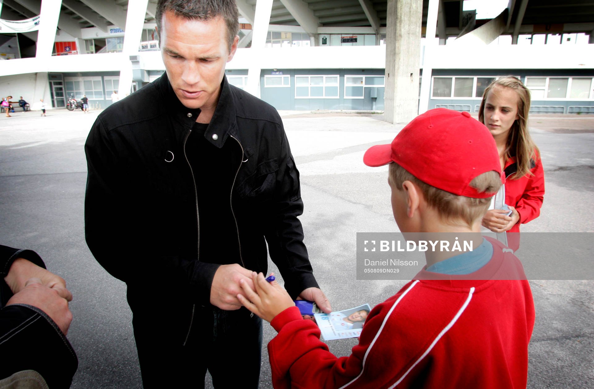Patrik Andersson, Malmö, skriver autografer utanför