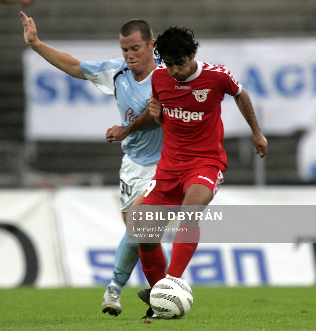   Adriano Pimenta, som gjorde 0-1, trycks i ryggen av Daniel Andersson.