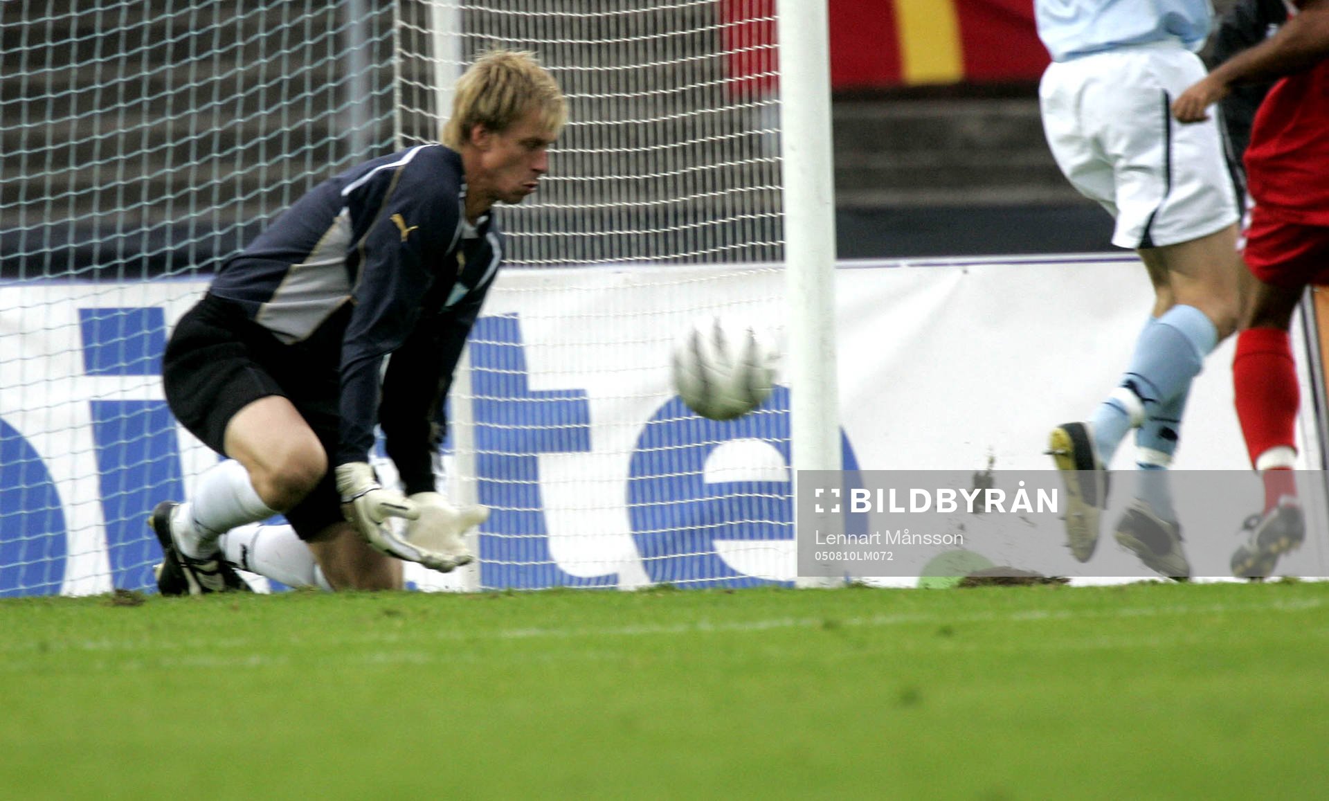 Mattias Asper försöker fånga bollen