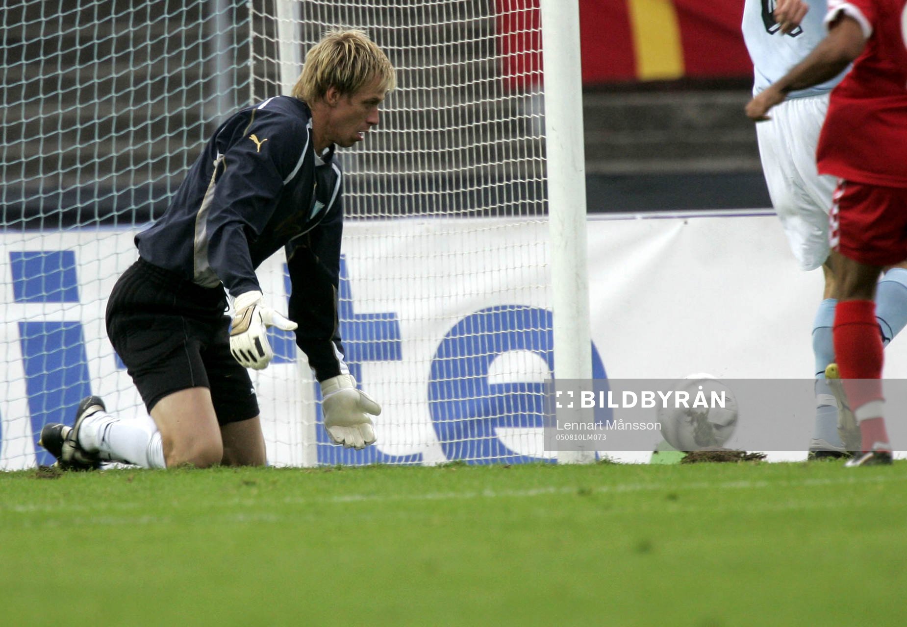 Mattias Asper försöker fånga bollen