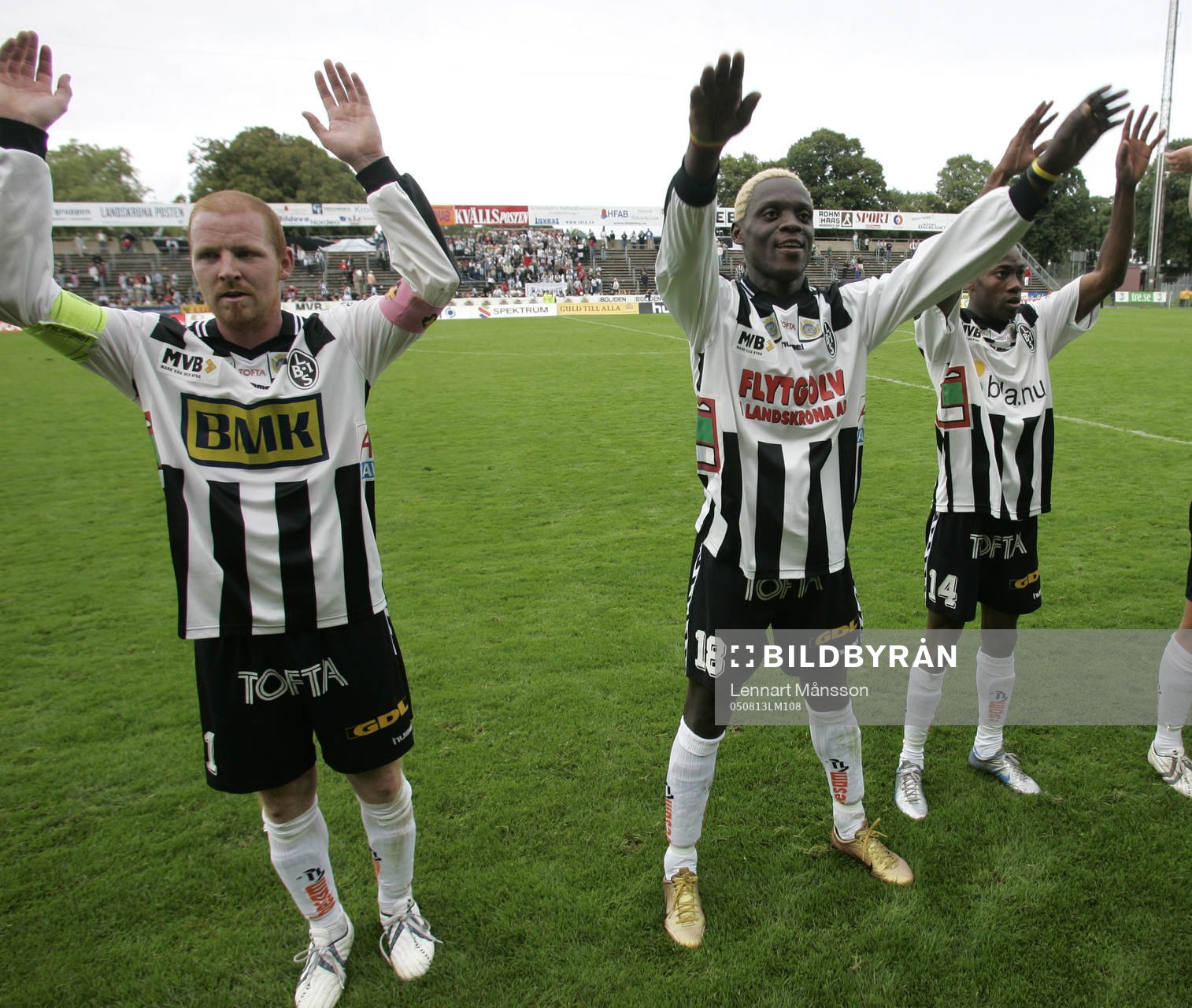 BoBo Bola, gjorde 3-0, med guldskor och guldhår. Här