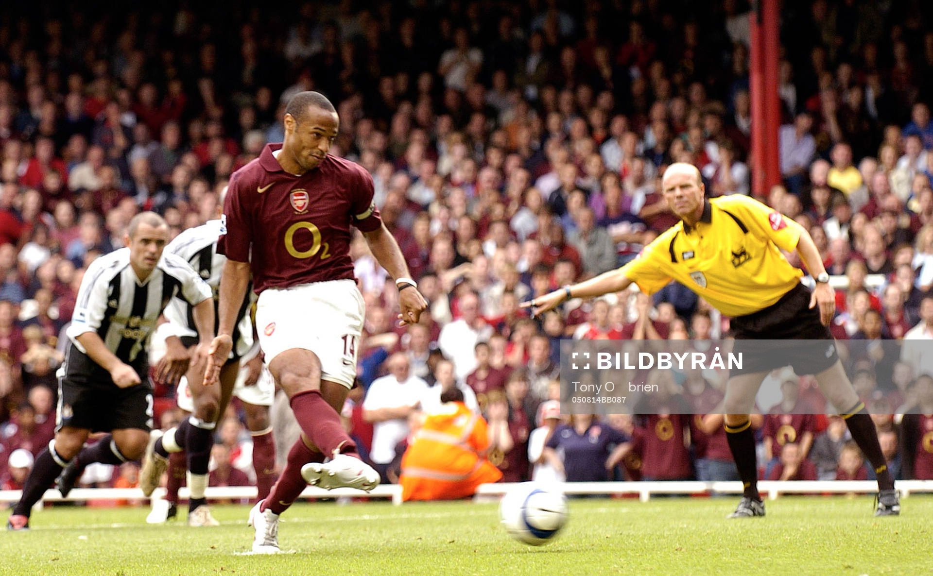   Thierry Henry gör Arsenals första mål.