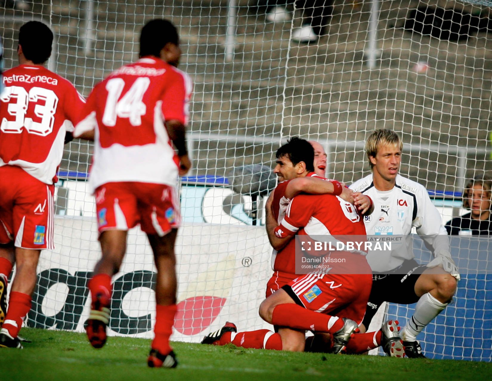 David Nordbeck, Assyriska , har nickat in 2-2. Jubel.