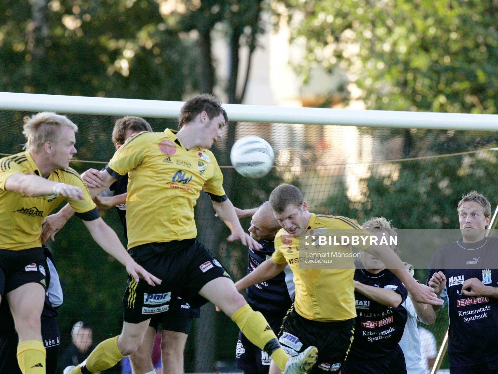  Tre Hässleholms-backar surrar och oroar Kristianstads försvar på en hörna.
