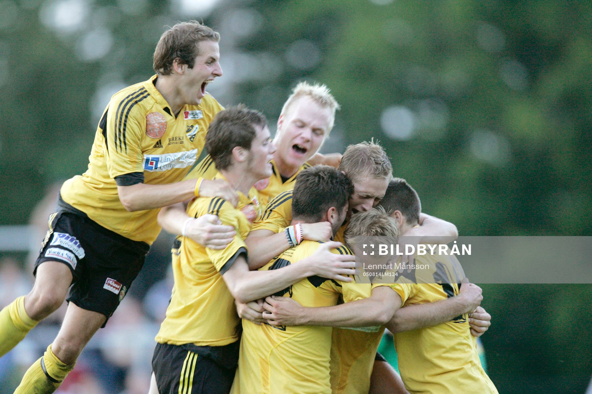  0-1, segermål av Jesper Westerberg, som grattas av från vänster, Mikael Dahlgren, Peter Olsson, Niklas Fischer, Bobby Alm Nilsson. Jubel.