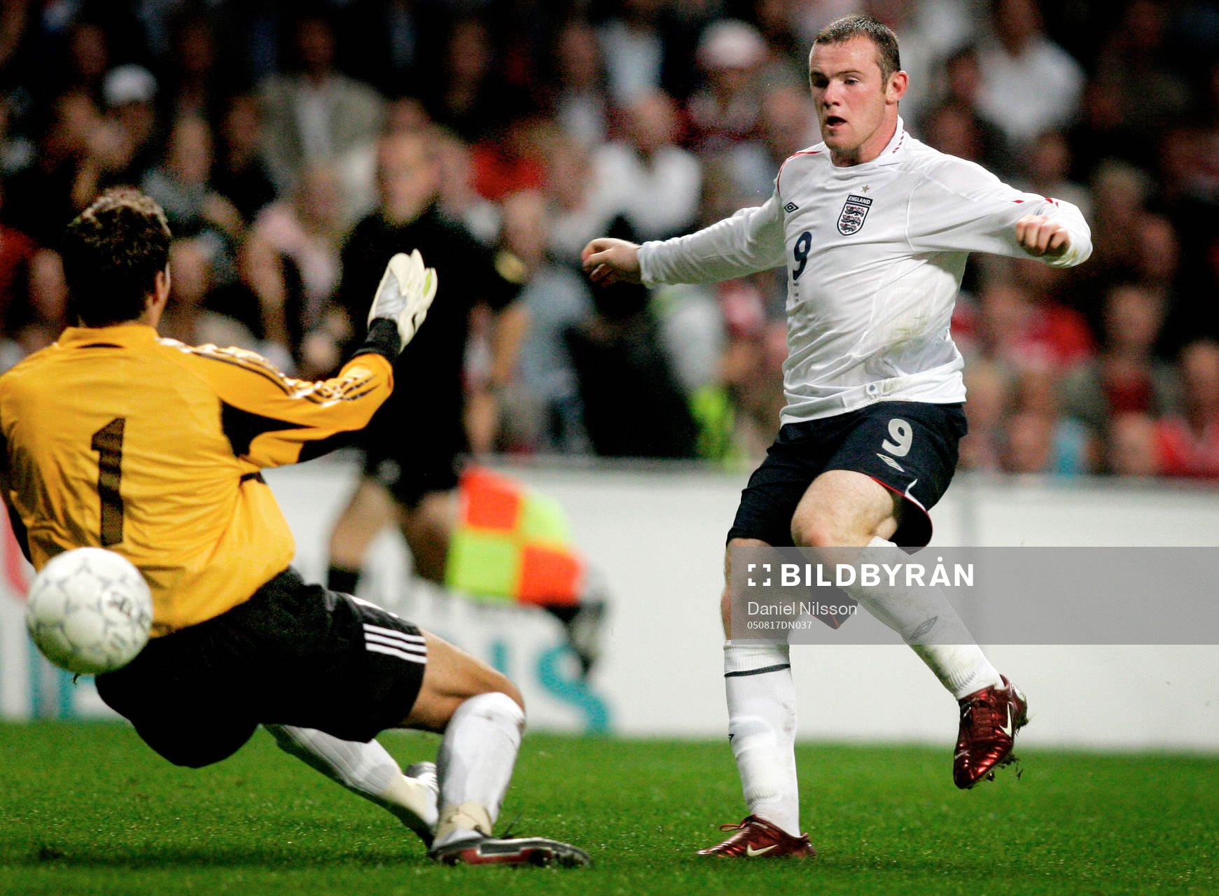 Wayne Rooney, England, gör mål bakom Thomas Sörensen,