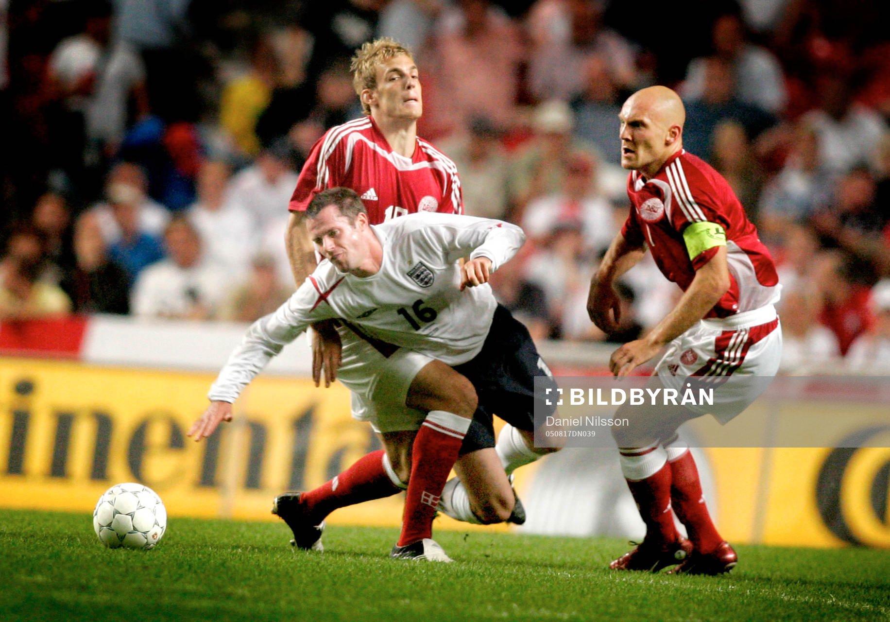   Jamie Carragher, England, stoppas av Thomas Gravesen och Sören Larsen, Danmark. 