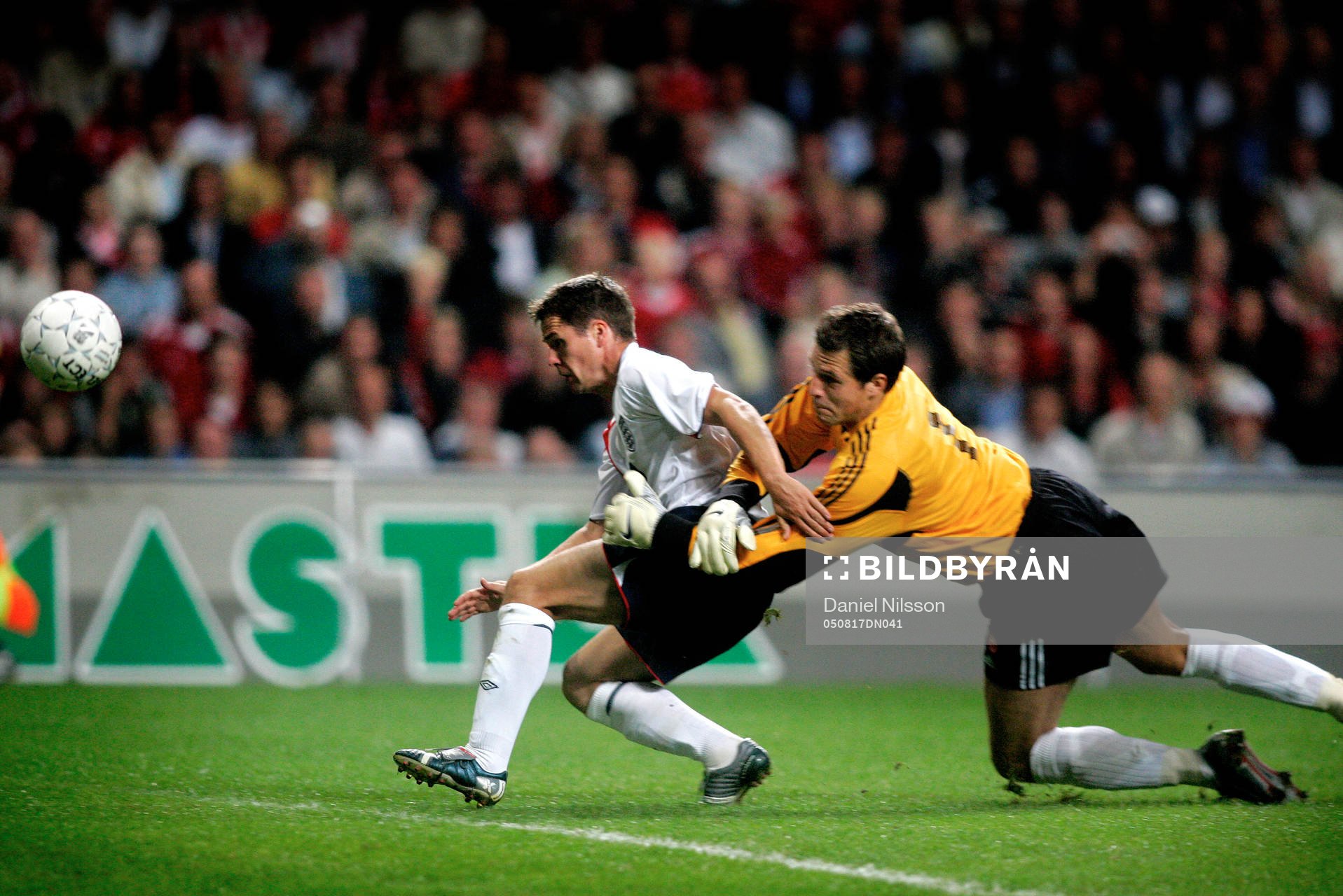 Michael Owen, England stoppas av Thomas Sörensen, målvakt
