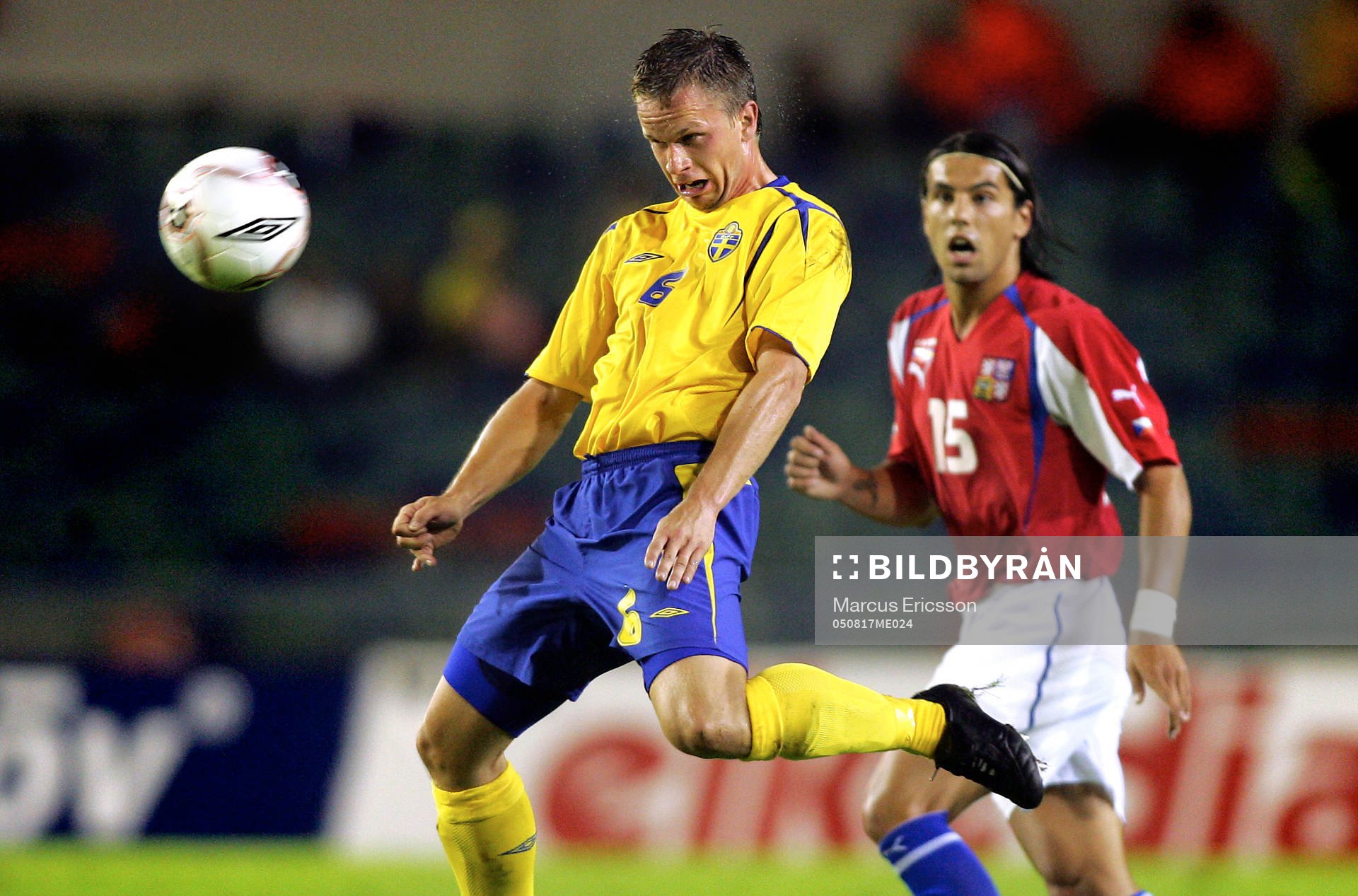 Tobias Linderoth med Milan Baros i ryggen