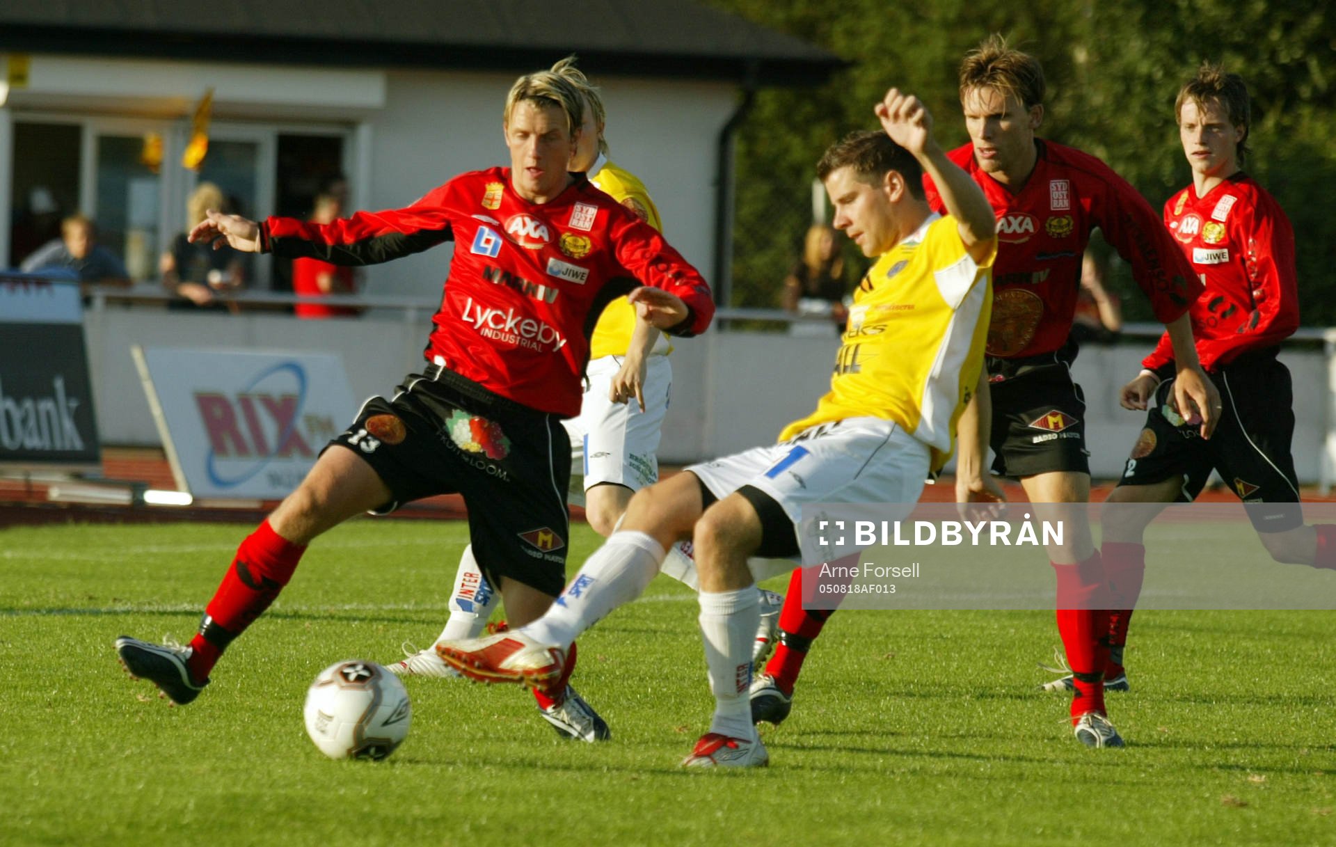 Mjällbys Daniel Nilsson först på bollen