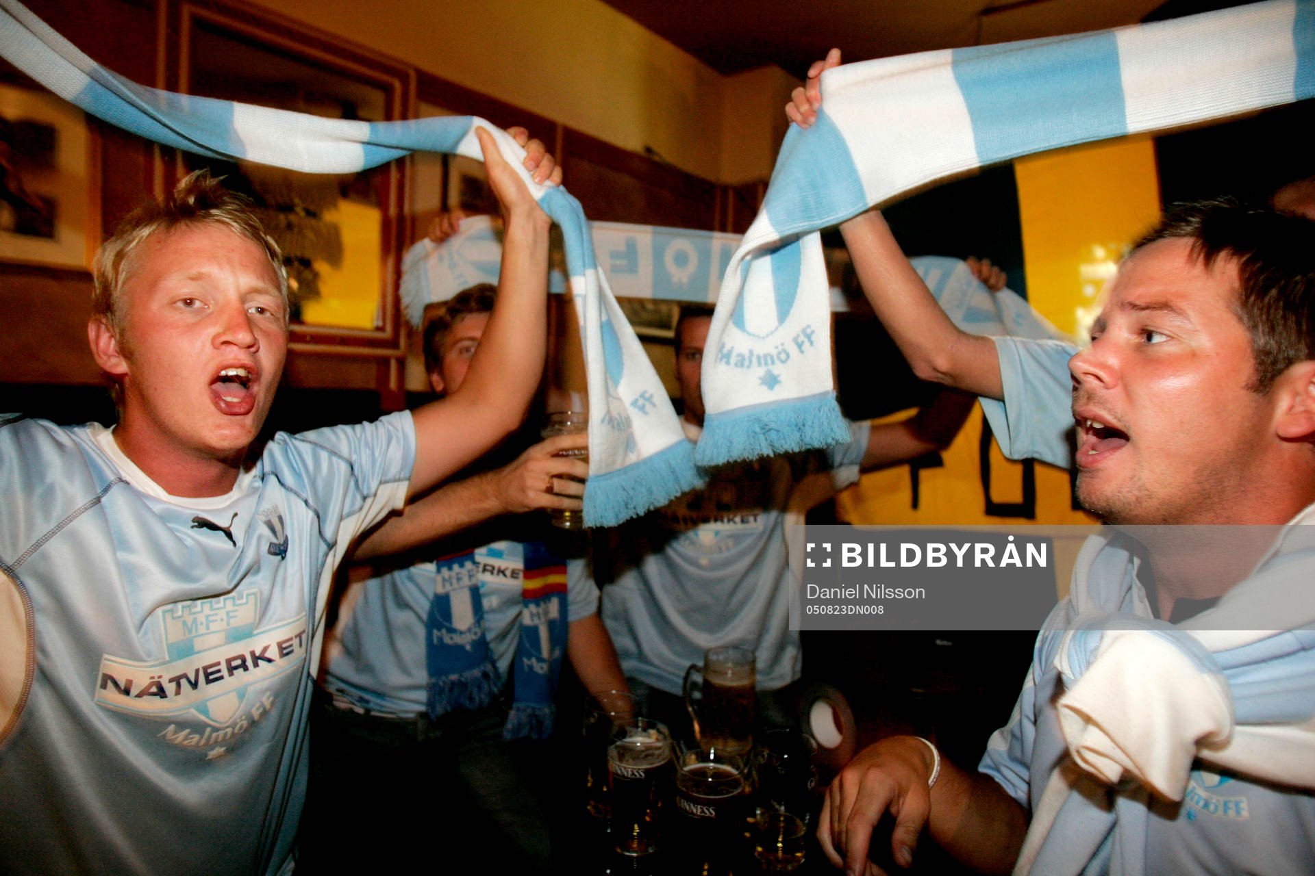 Tillresta MFF supportrar laddar upp på en Bar
