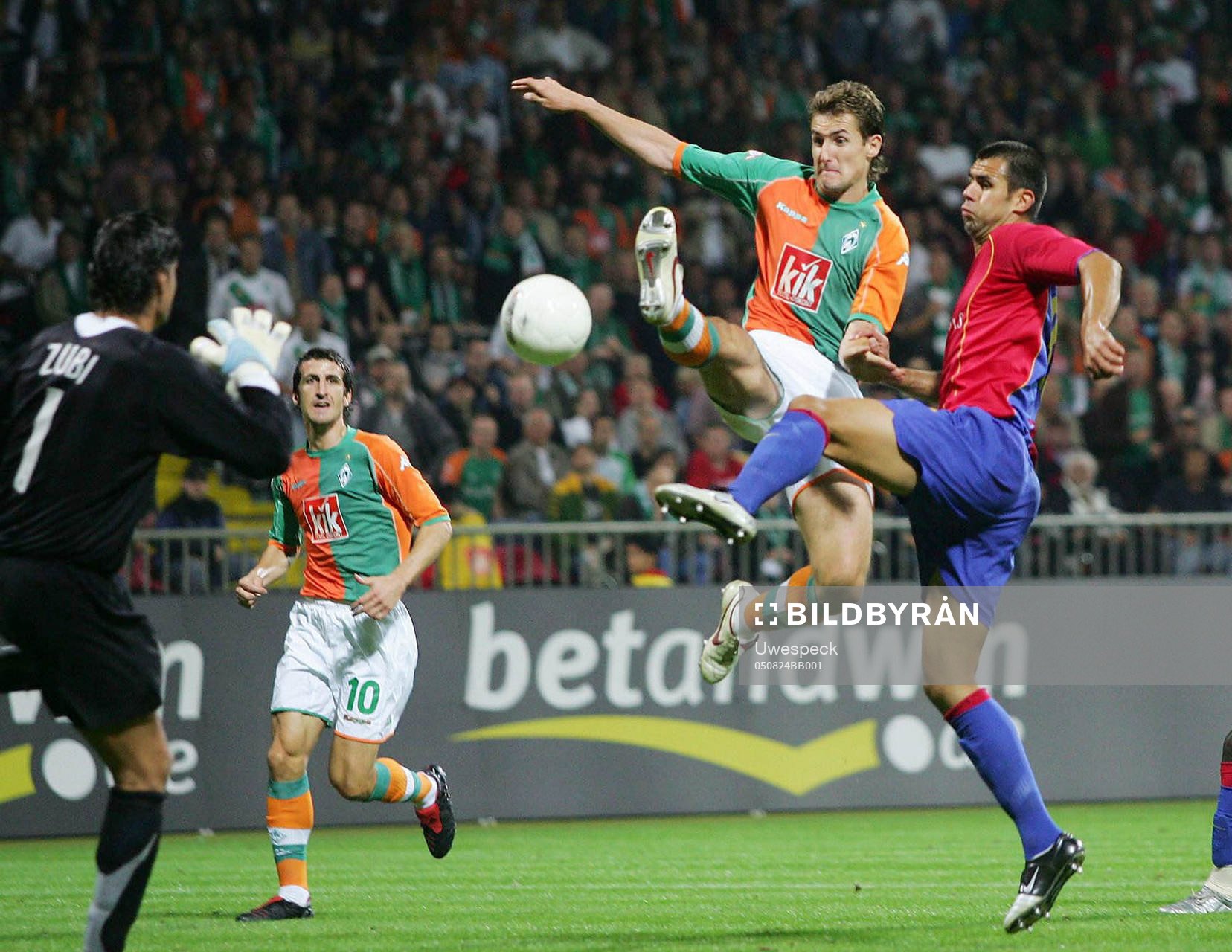   Pascal Zuberbuehler , Miroslav Klose , Boris Smiljanic. 