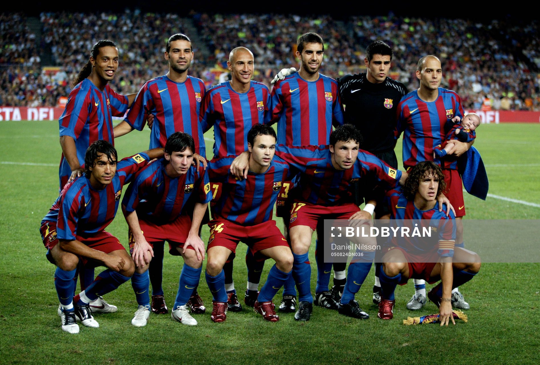  Ronaldinho, Marquez, Henrik Larsson,  Oleguer, Valdes (målvakt), Gabri . Sittande: , Gio, Leo Messi, Iniesta, Van Bommel, och Puyol (kapten).