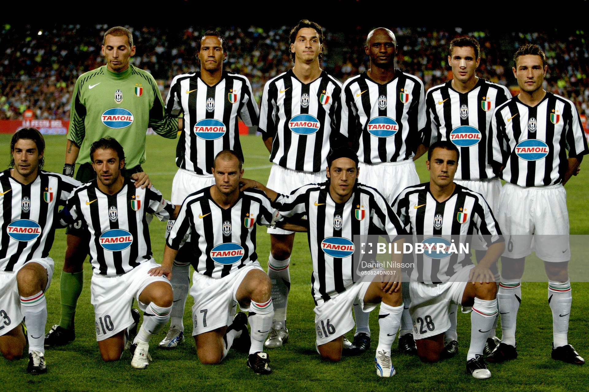  Abbiati, Zebina, Zlatan Ibrahimovic, Patrick Vieira, Chiellini. och Kovac, Sittande: Giannichedda, Del Piero, Pessotto, Camoranesi, Cannavaro.