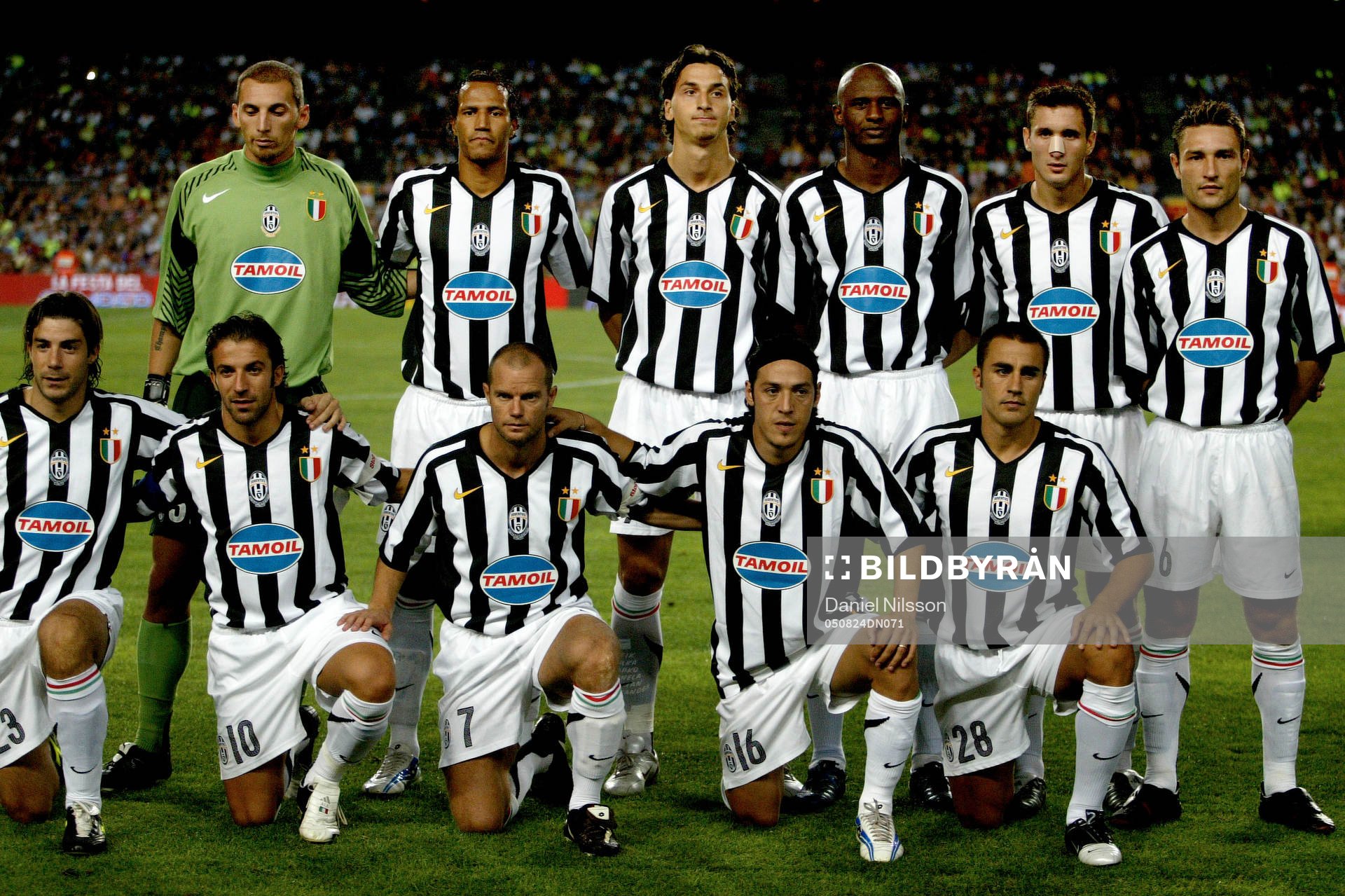  Abbiati, Zebina, Zlatan Ibrahimovic, Patrick Vieira, Chiellini. och Kovac, Sittande: Giannichedda, Del Piero, Pessotto, Camoranesi, Cannavaro.