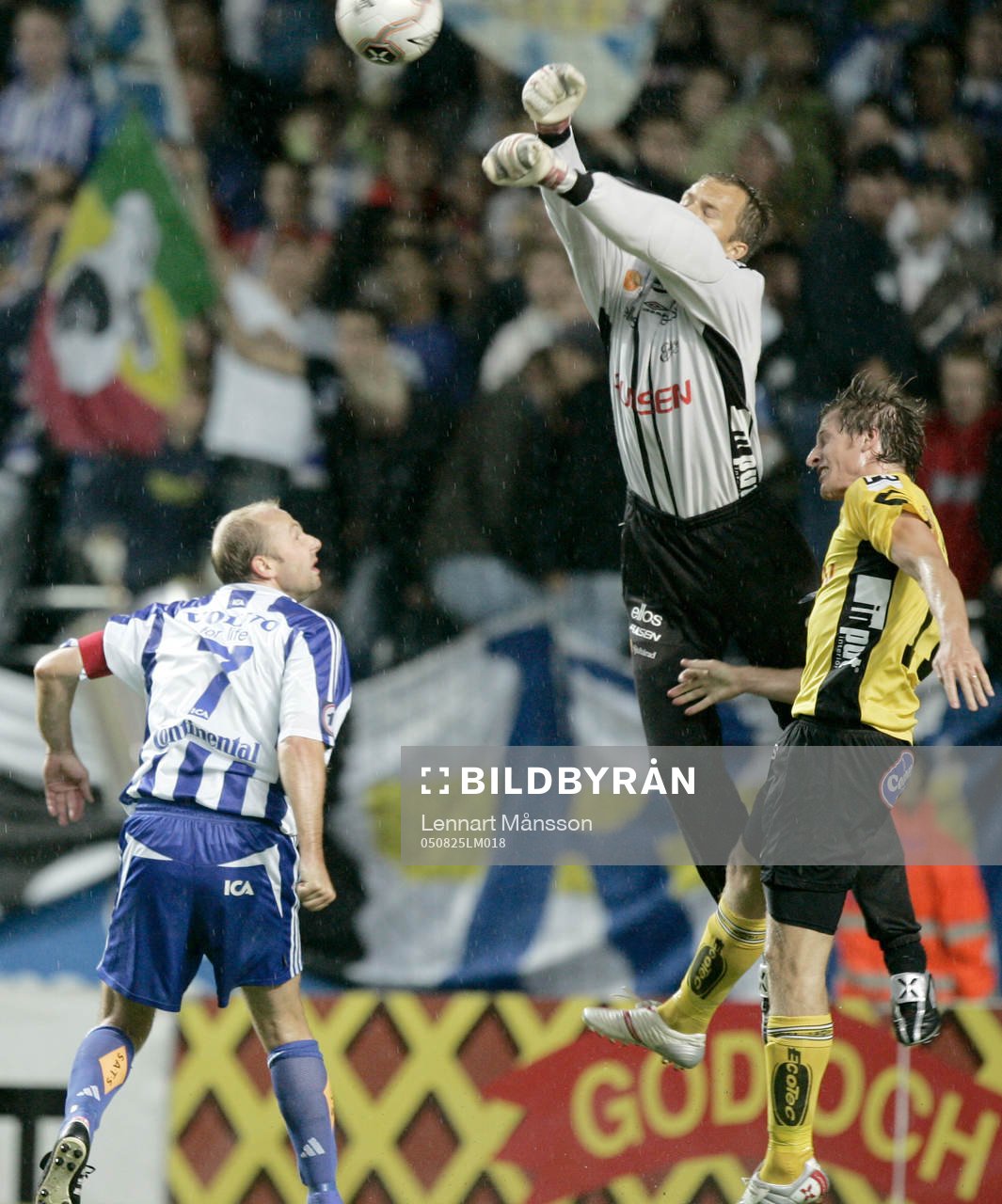 Håkan Svensson, målvakt, Elfsborg, boxar ut bollen