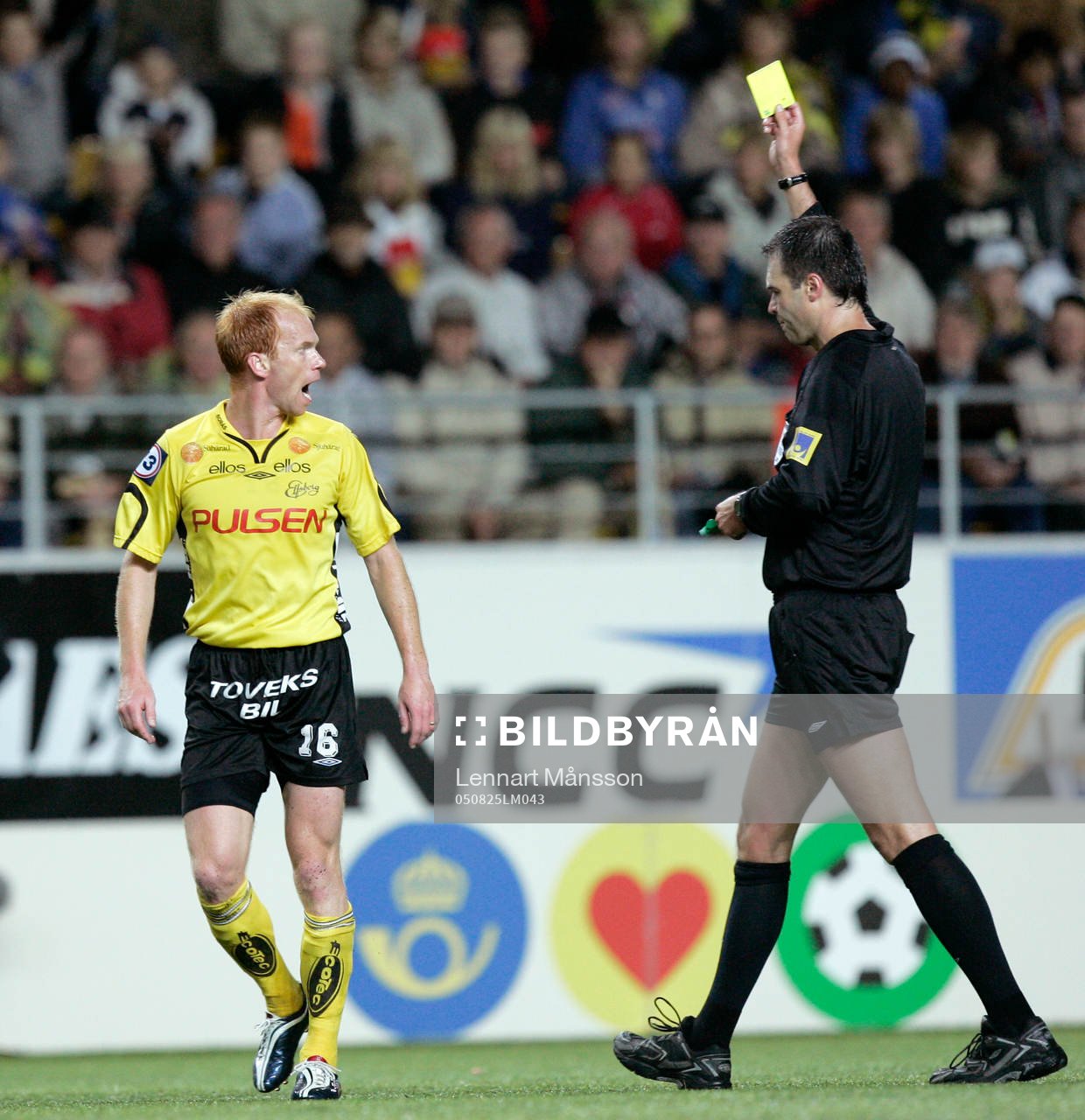 Magnus Samuelsson, Elfsborg, får gult kort av domare