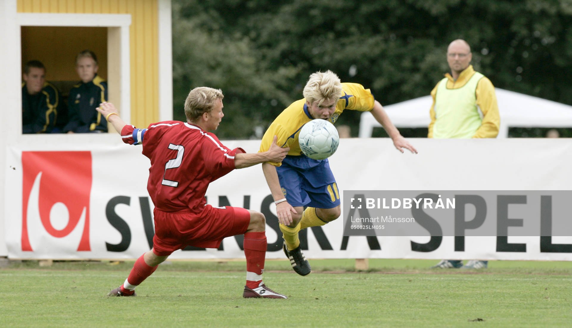 Jesper Otterstedt hålls fast, faller