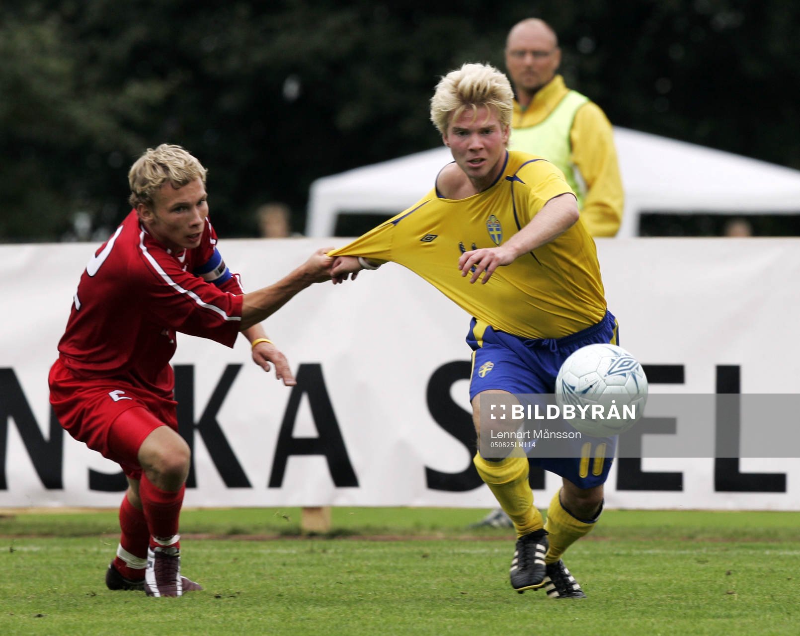 Jesper Otterstedt, IFK Göteborg, dras i tröjan av Norbert