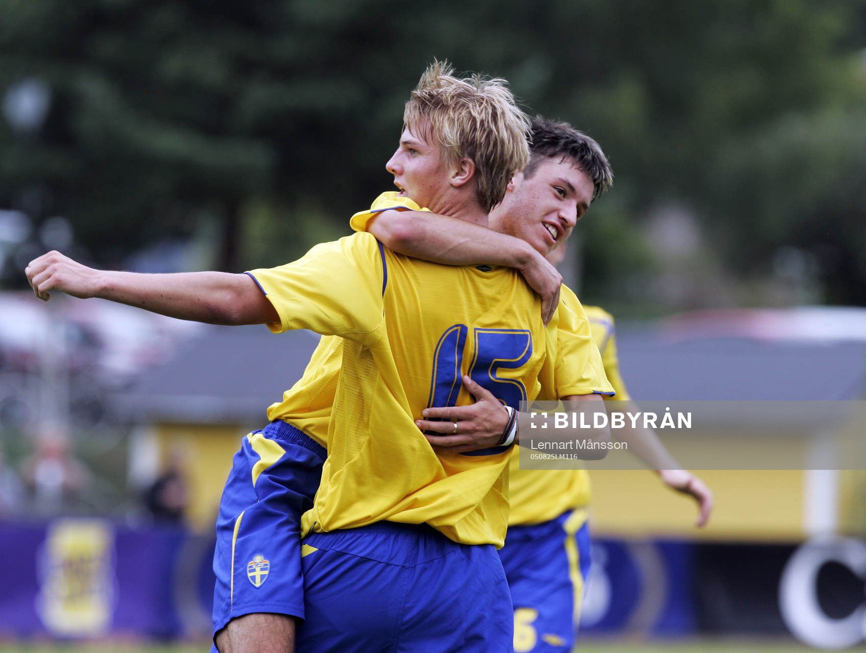  2-0 Axel Johansson (15), Brommapojkarna, som grattas av Amir Suljic, Linköping.