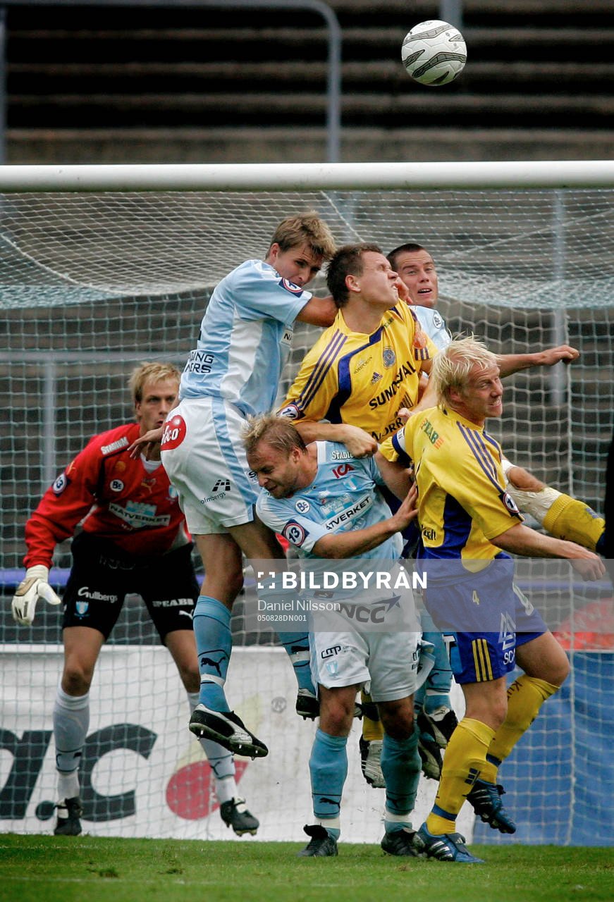 Fotboll, Allsvenskan, Malmö - Sundsvall: hårda tag framför Malmös målvakt Mattias Asper.