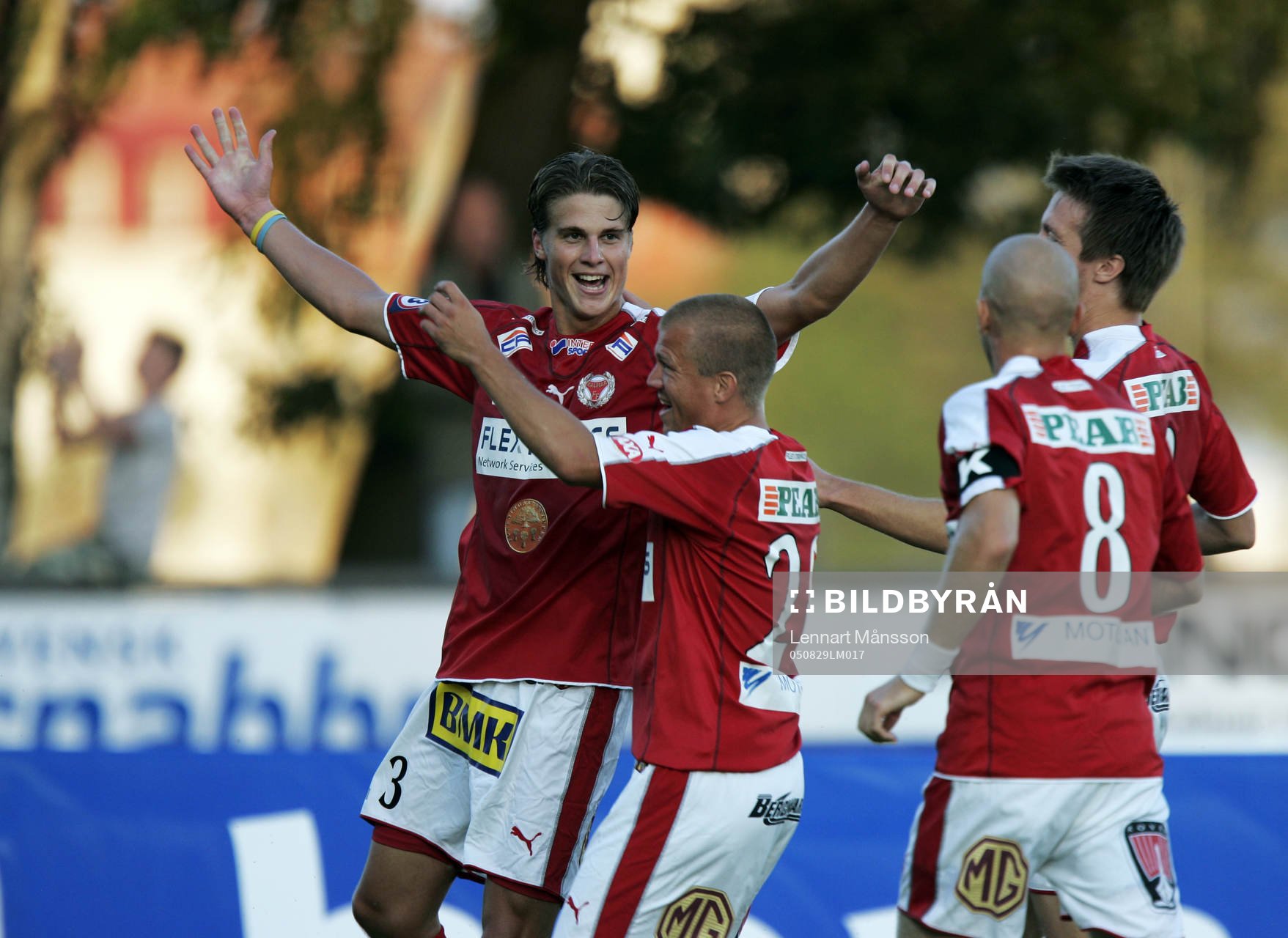 1-0, Fredrik Petersson, som grattas av lagkamraterna,