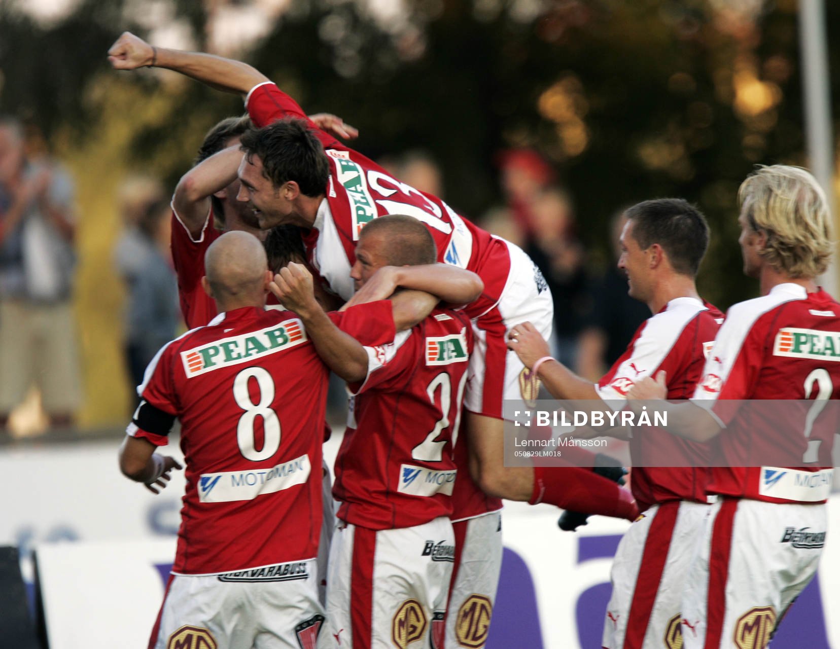 1-0, Fredrik Petersson, som grattas av lagkamraterna,