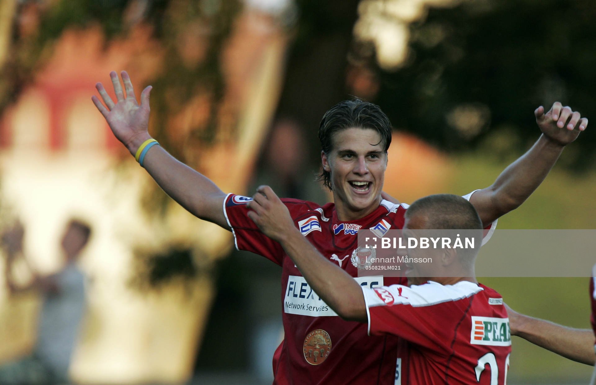 1-0, Fredrik Petersson, som grattas av lagkamraterna