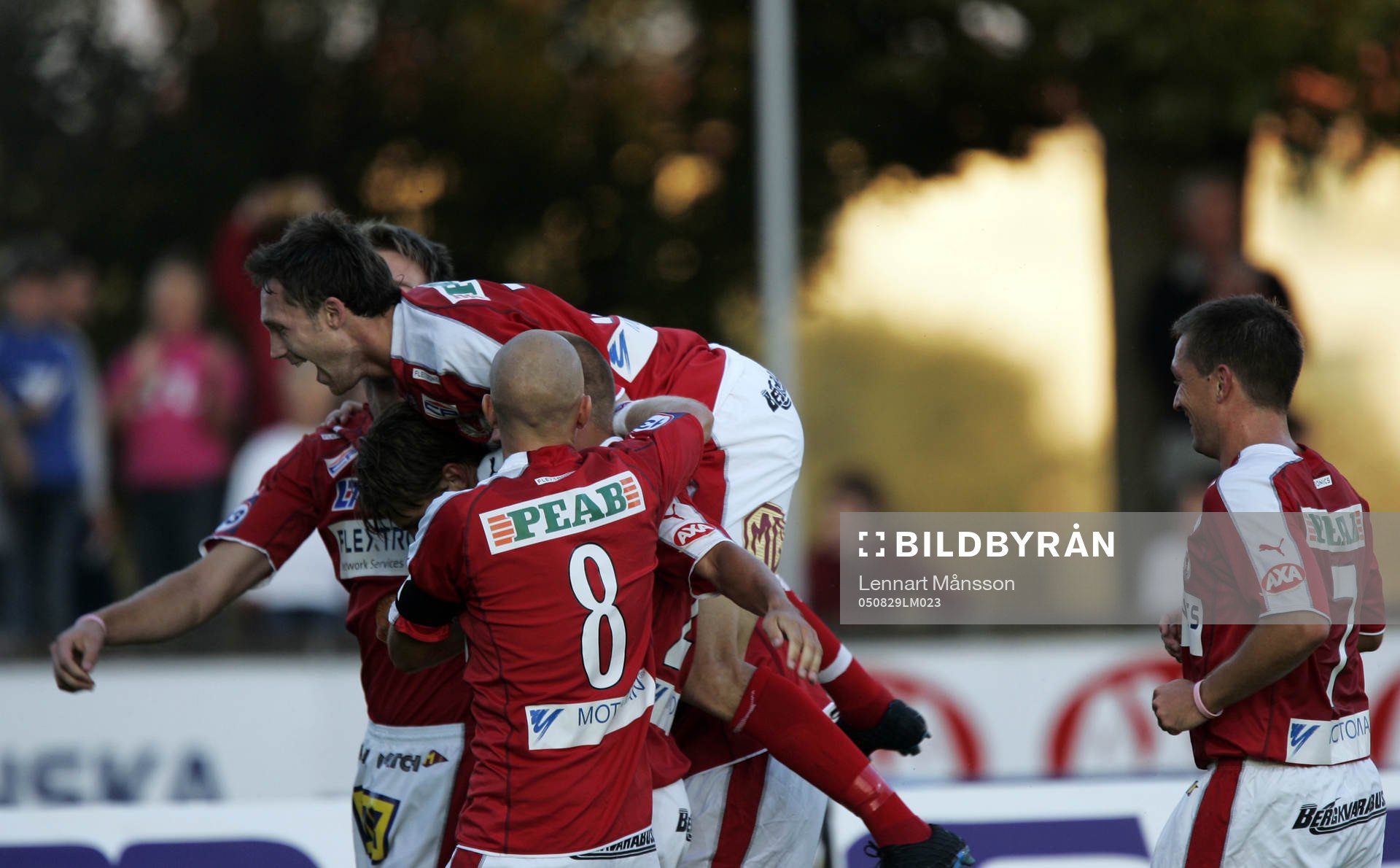 1-0, Fredrik Petersson, som grattas av lagkamraterna