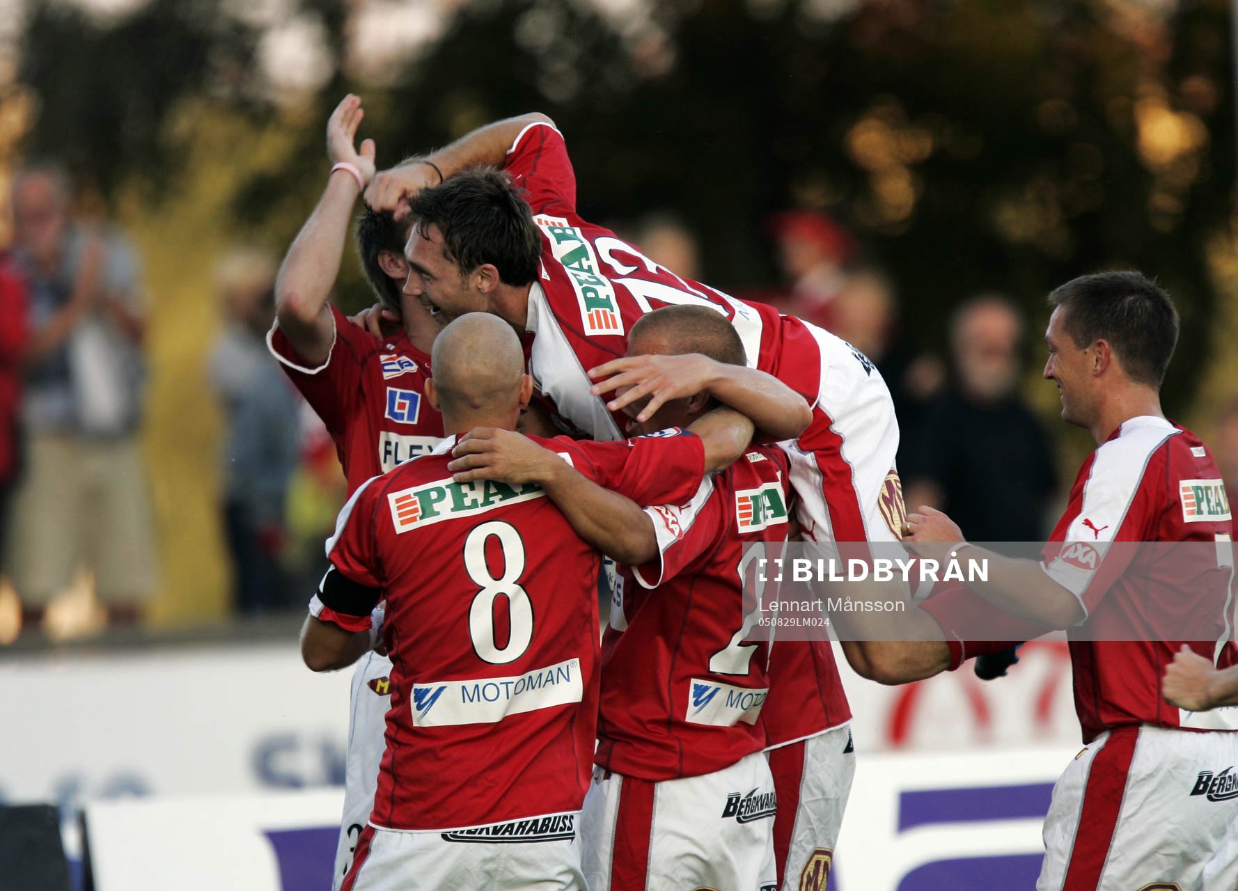 1-0, Fredrik Petersson, som grattas av lagkamraterna