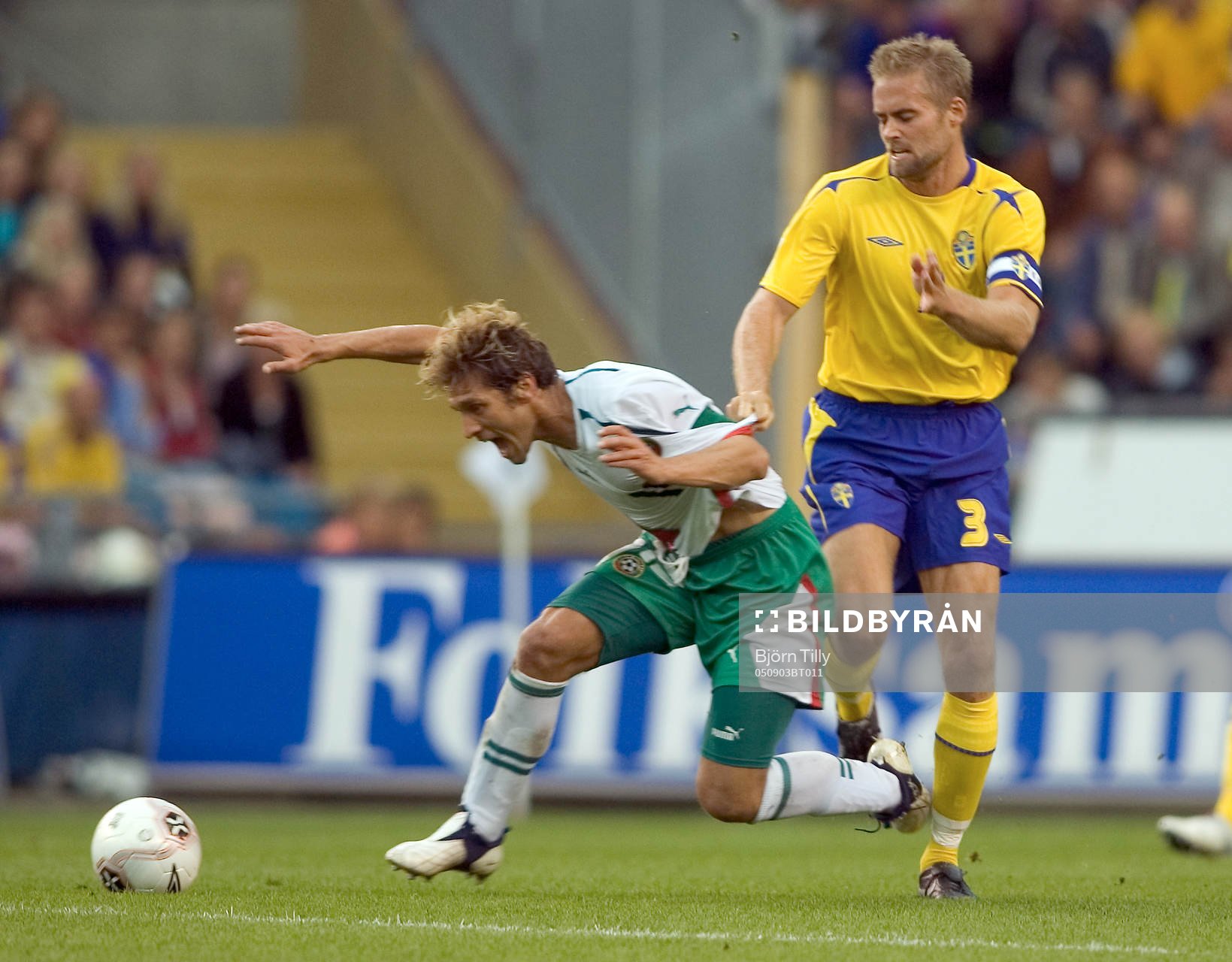 Fotboll, VM-kval, Sverige - Bulgarien: Stilian Petrov, Bulgarien och Olof Mellberg. 