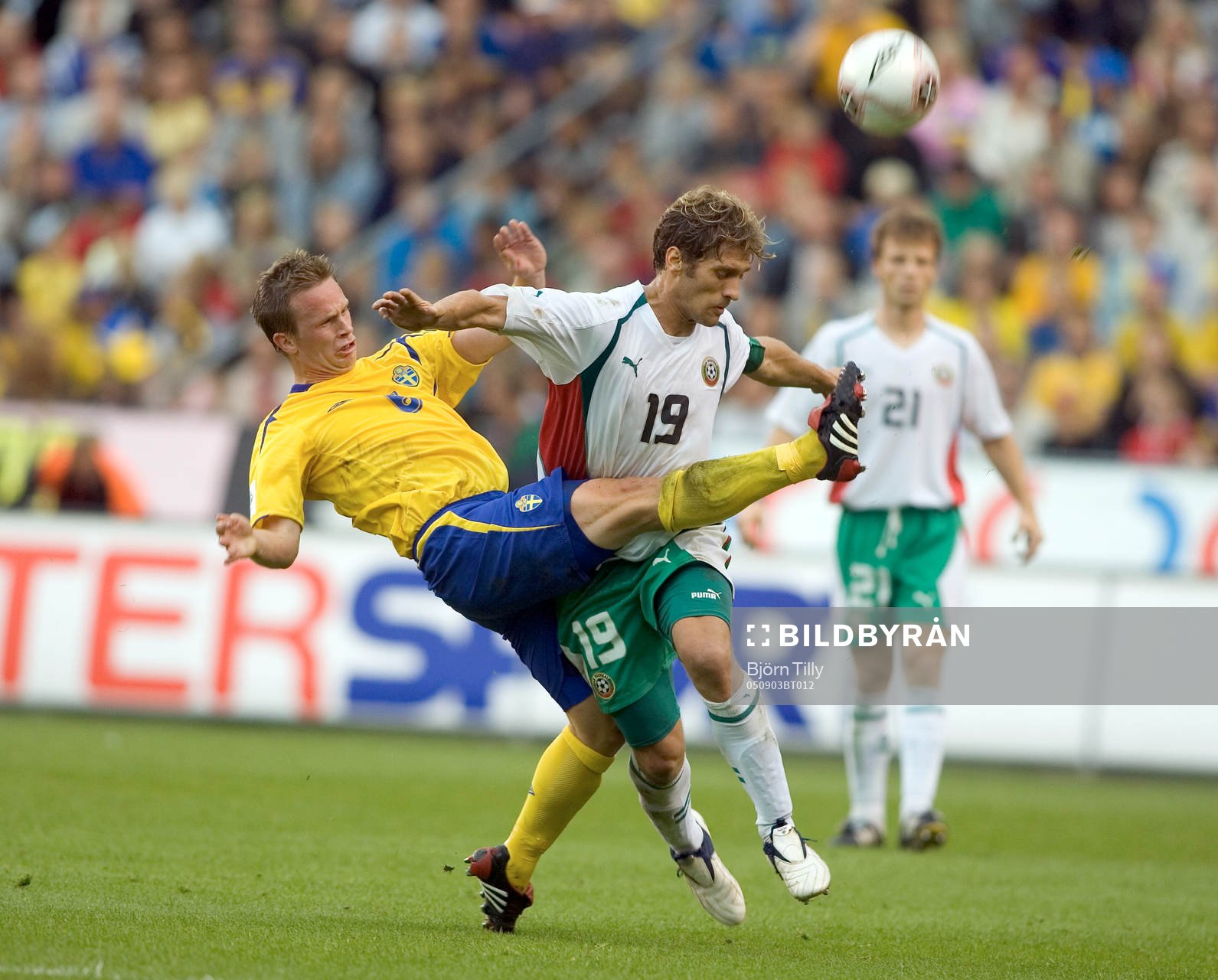 Fotboll, VM-kval, Sverige - Bulgarien: Tobbias Linderoth, Sverige och Stilian Petrov, Bulgarien.