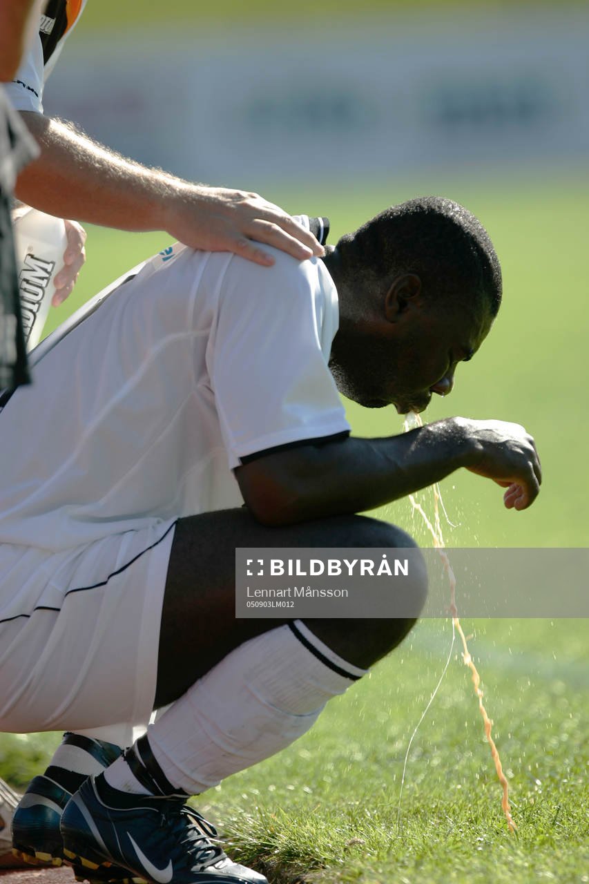 Mike Owusu mår dåligt och spydde. Spyr