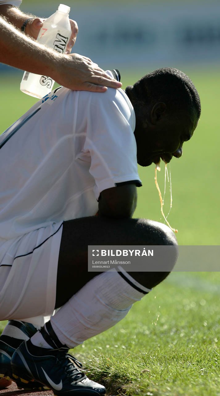 Mike Owusu mår dåligt och spydde. Spyr