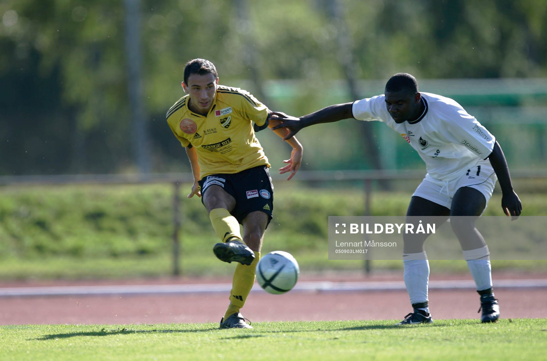 Burim Rexhepi bredsida förbi Mike Owusu