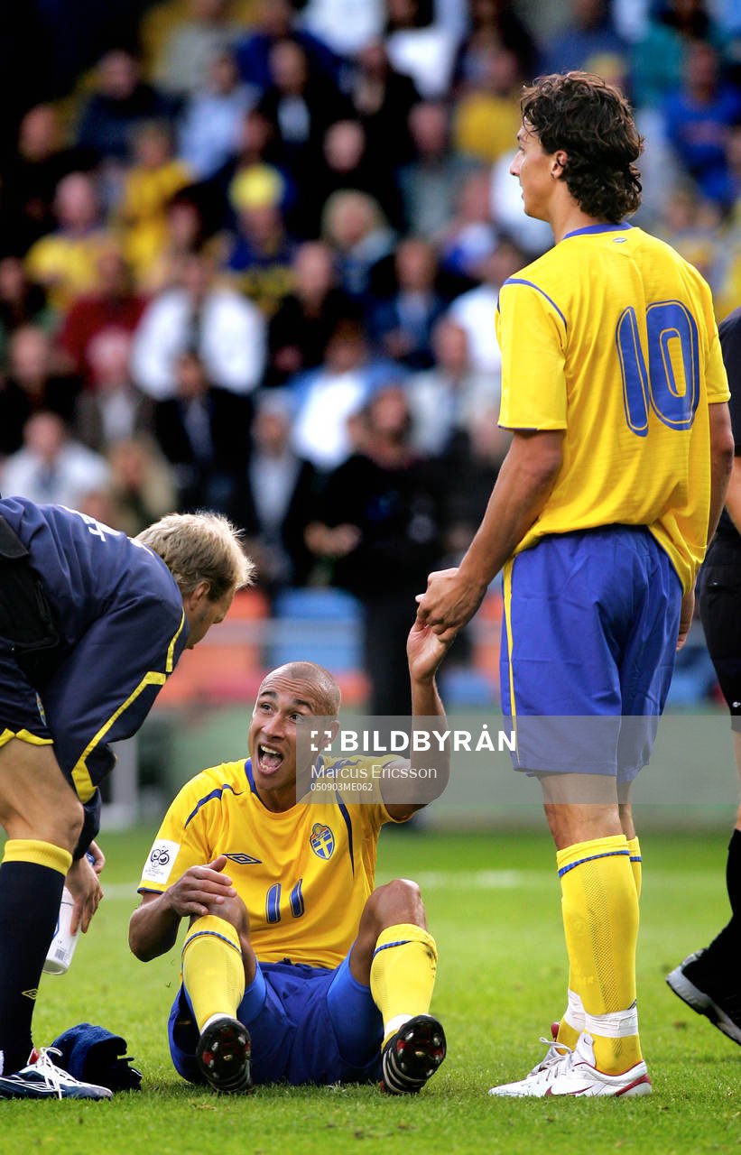 Zlatan Ibrahimovic hjälper Henrik Larsson
