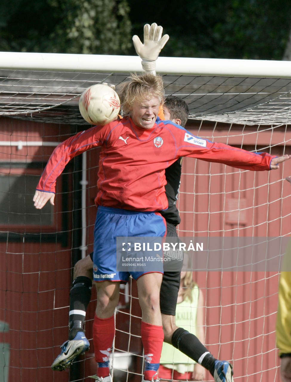 Andreas Landgren, HIF, oroar MFF-keepern Festim Bytygi.
