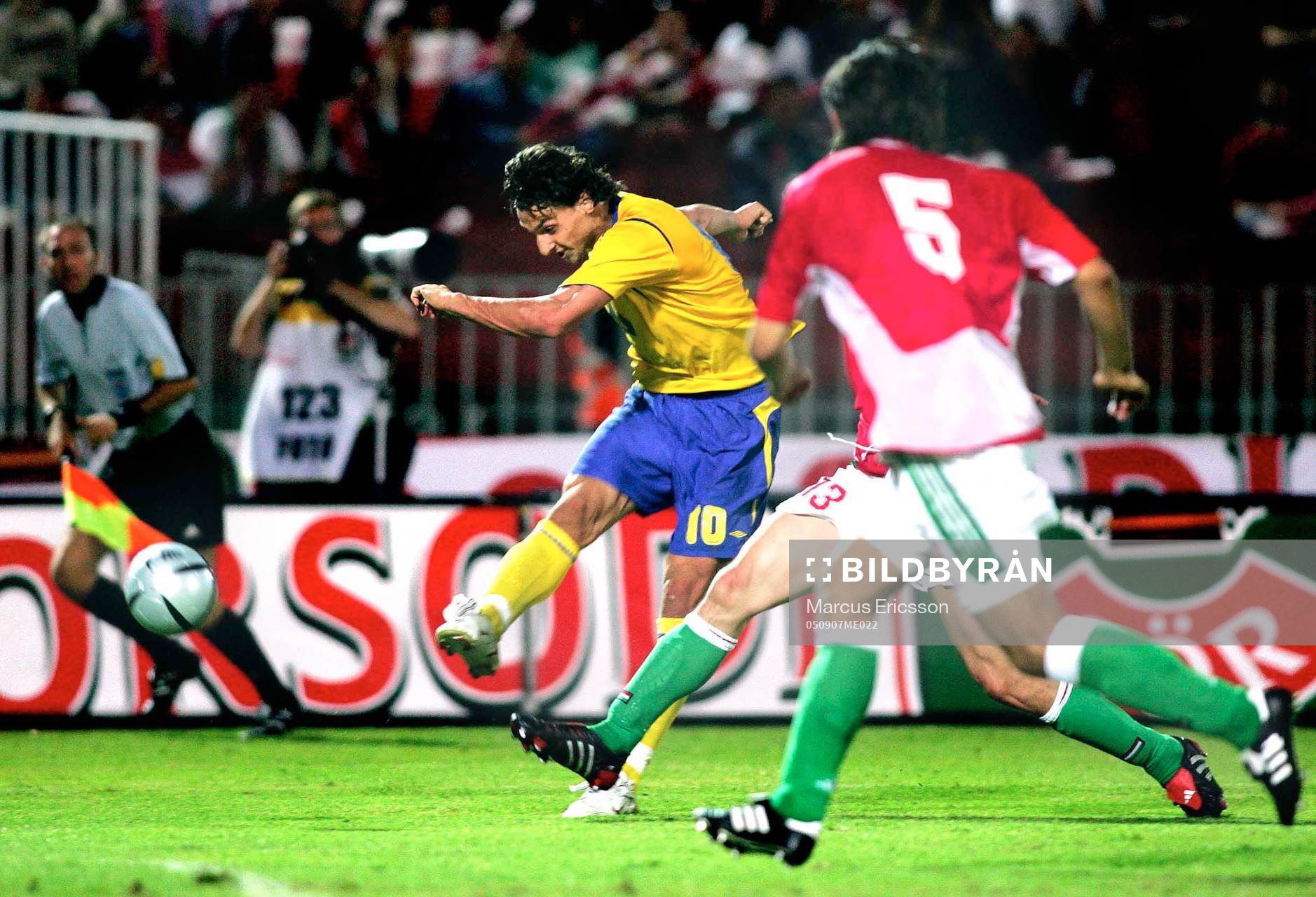 Zlatan Ibrahimovic drar på sitt skott som går in i mål