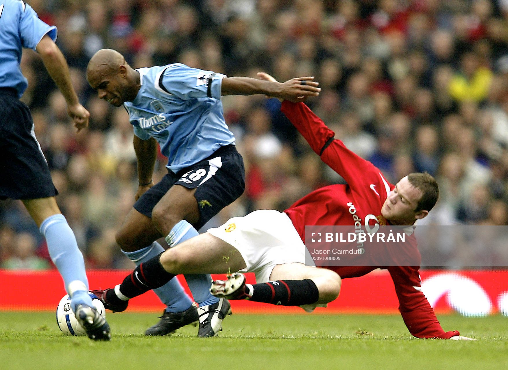   Wayne Rooney, United, tacklar Trevor Sinclair, City.